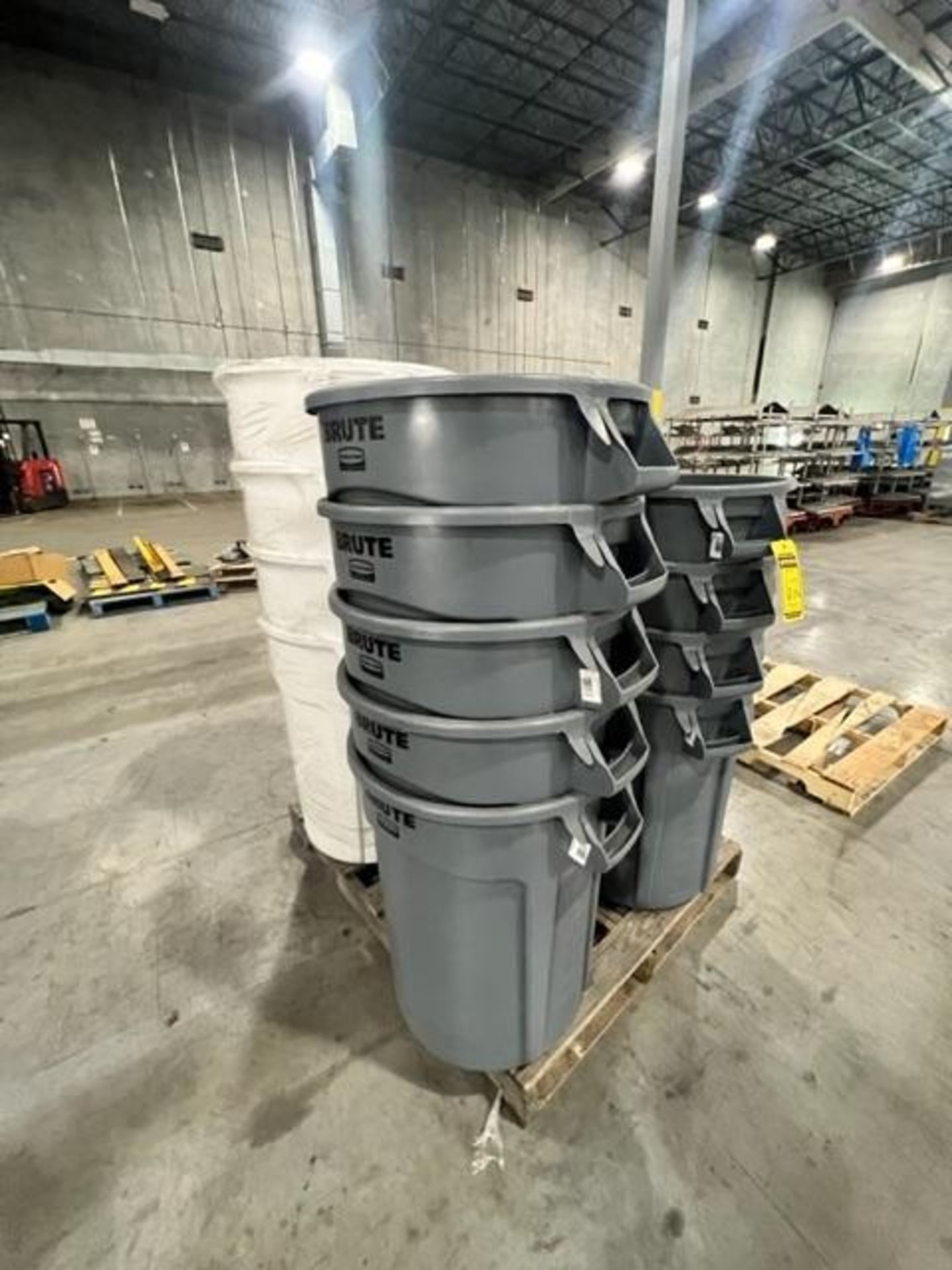(4) Pallets of Assorted Size Garbage Cans ($25 Loading fee will be added to buyers invoice) - Image 2 of 5