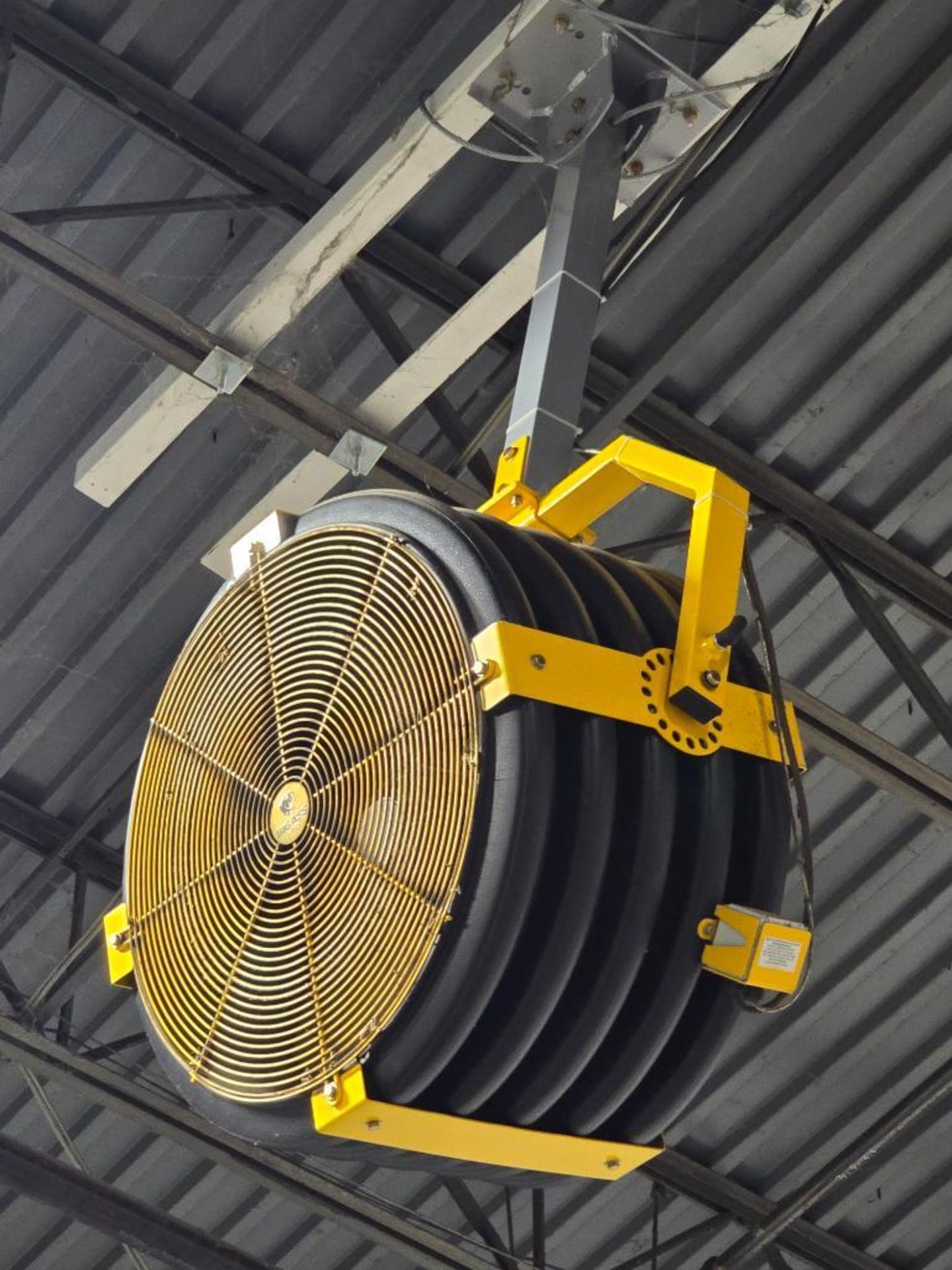 22" Big Ass Fan Yellow Jacket Turbo Fans, Variable Speed, Adjustable Arm & U-Mount Bracket ($25 Load - Image 5 of 7