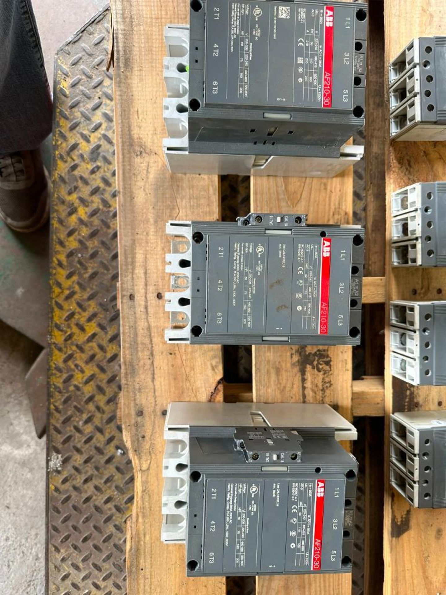 (3) ABB AF210-30 350A Contactors, (4) ABB 175A Circuit Breakers, (2) GE 350A Circuit Breakers (#DF) - Image 4 of 7