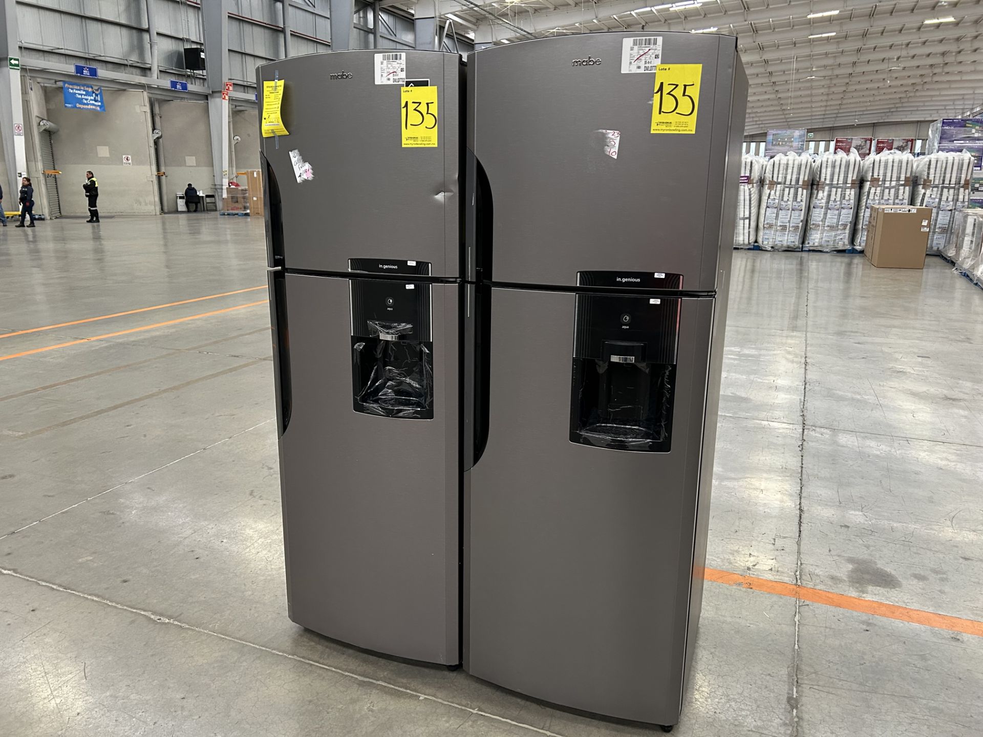 Lote de 2 refrigeradores contiene: 1 refrigerador con dispensador de agua Marca MABE, Modelo RMS400 - Image 2 of 6