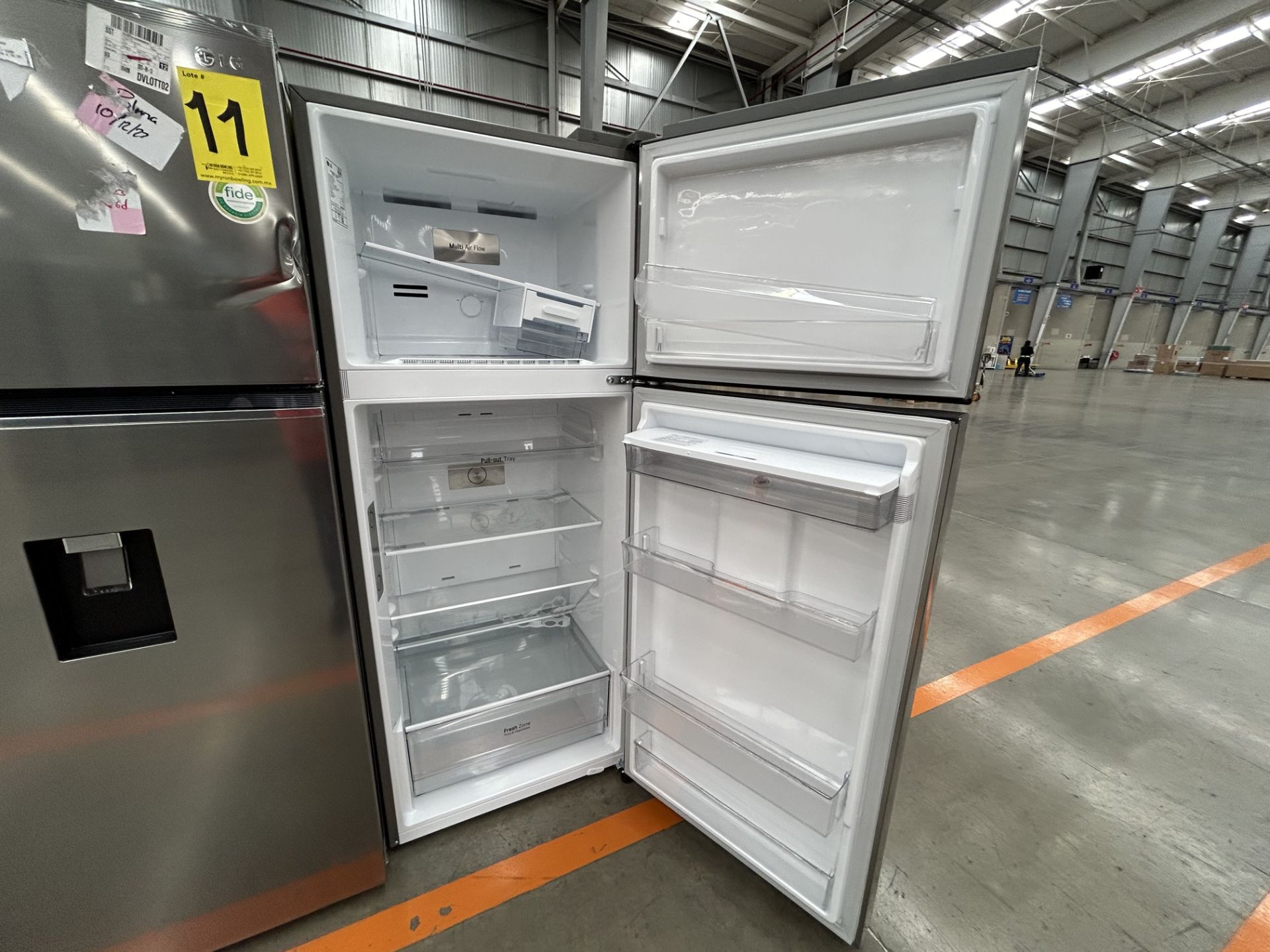 Lote de 2 refrigeradores contiene: 1 refrigerador con dispensador de agua Marca LG, Modelo VT40WP, - Image 4 of 7