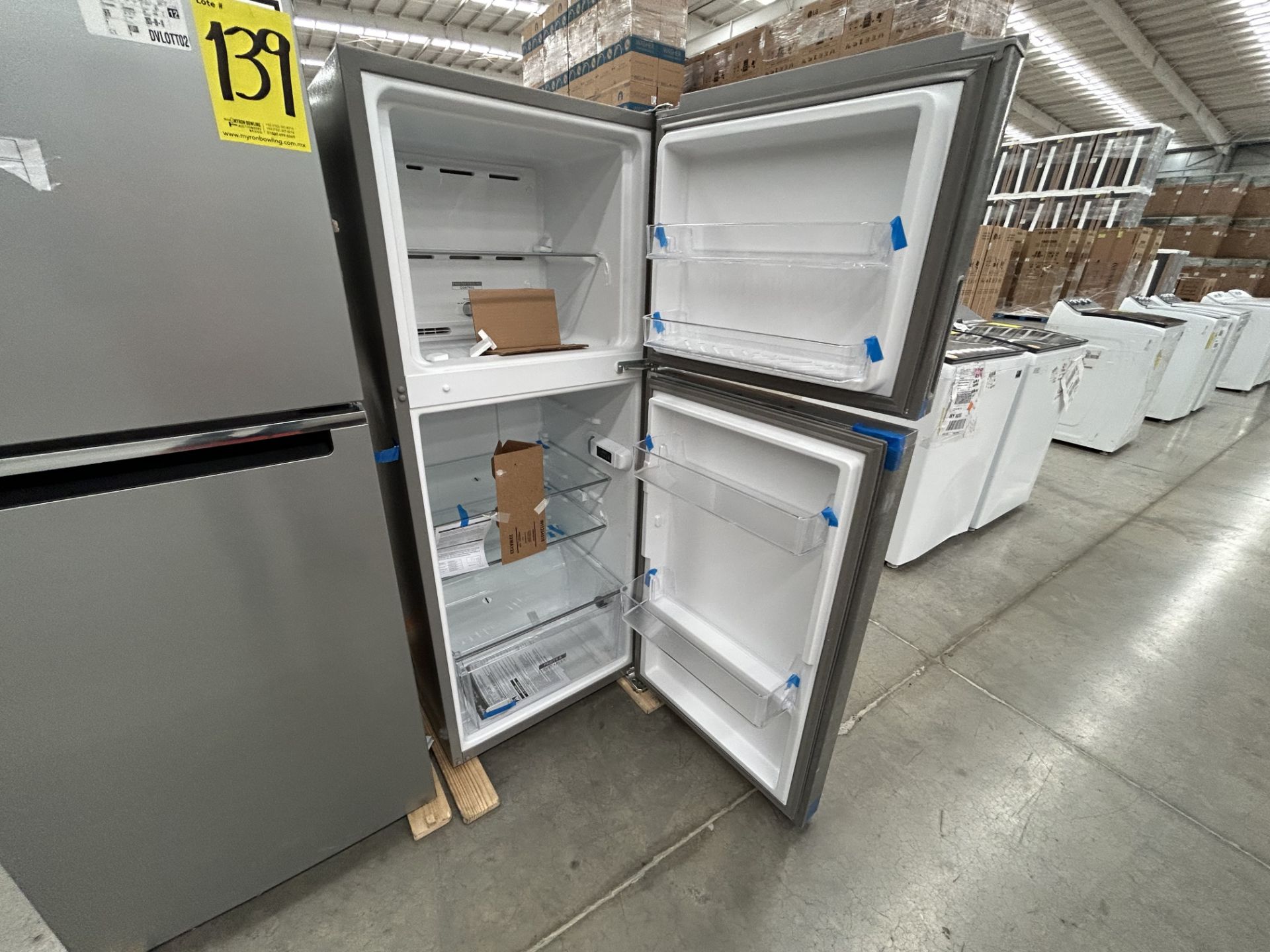 Lote de 2 refrigeradores contiene: 1 refrigerador Marca WHIRPOOL, Modelo WT1230K, Serie 90748, Colo - Image 4 of 6