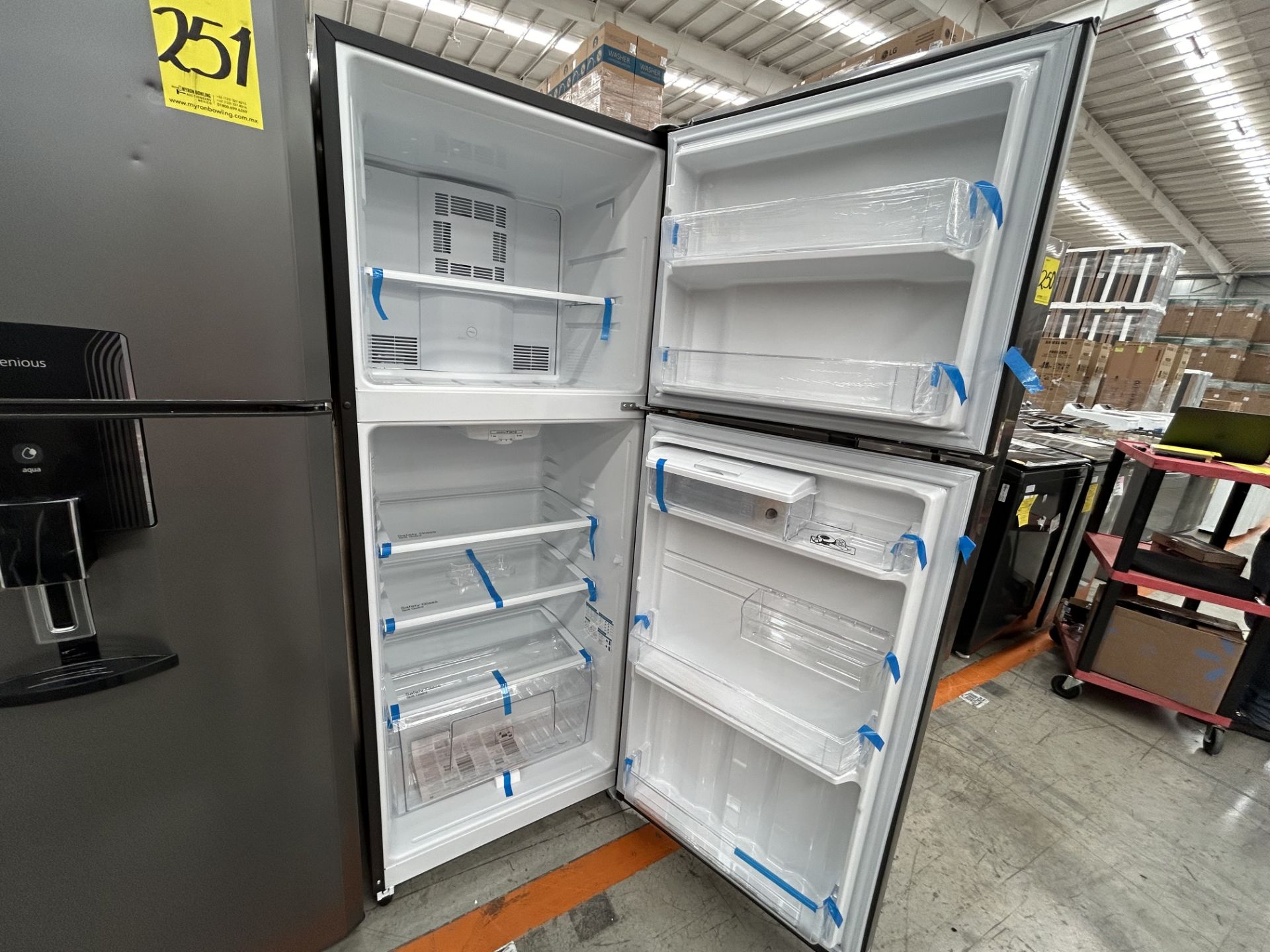 Lote de 2 refrigeradores contiene: 1 refrigerador con dispensador de agua Marca MABE, Modelo RME360 - Image 4 of 6