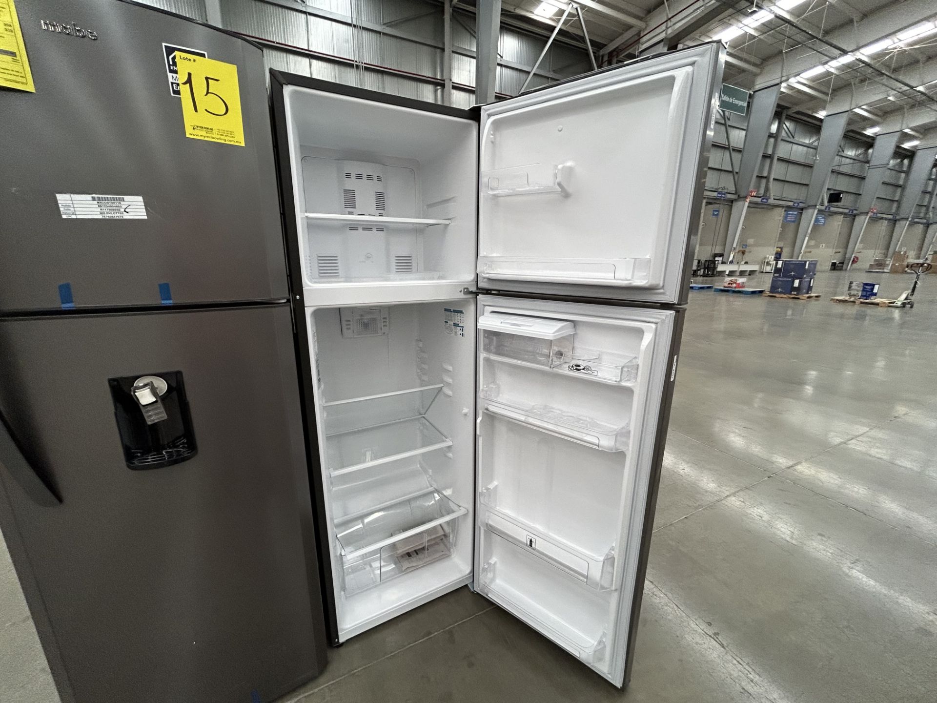 Lote de 2 refrigeradores contiene: 1 refrigerador con dispensador de agua Marca MABE, Modelo RMA300 - Image 4 of 6