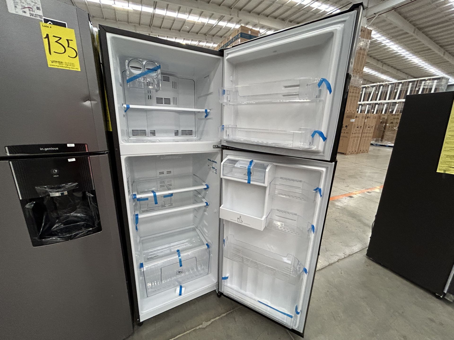 Lote de 2 refrigeradores contiene: 1 refrigerador con dispensador de agua Marca MABE, Modelo RMS400 - Image 4 of 6