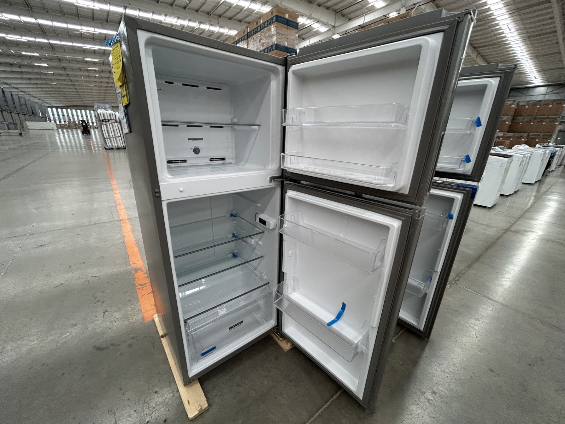 Lote de 2 refrigeradores contiene: 1 refrigerador Marca WHIRPOOL, Modelo WT1230K, Serie 90748, Colo - Image 5 of 6