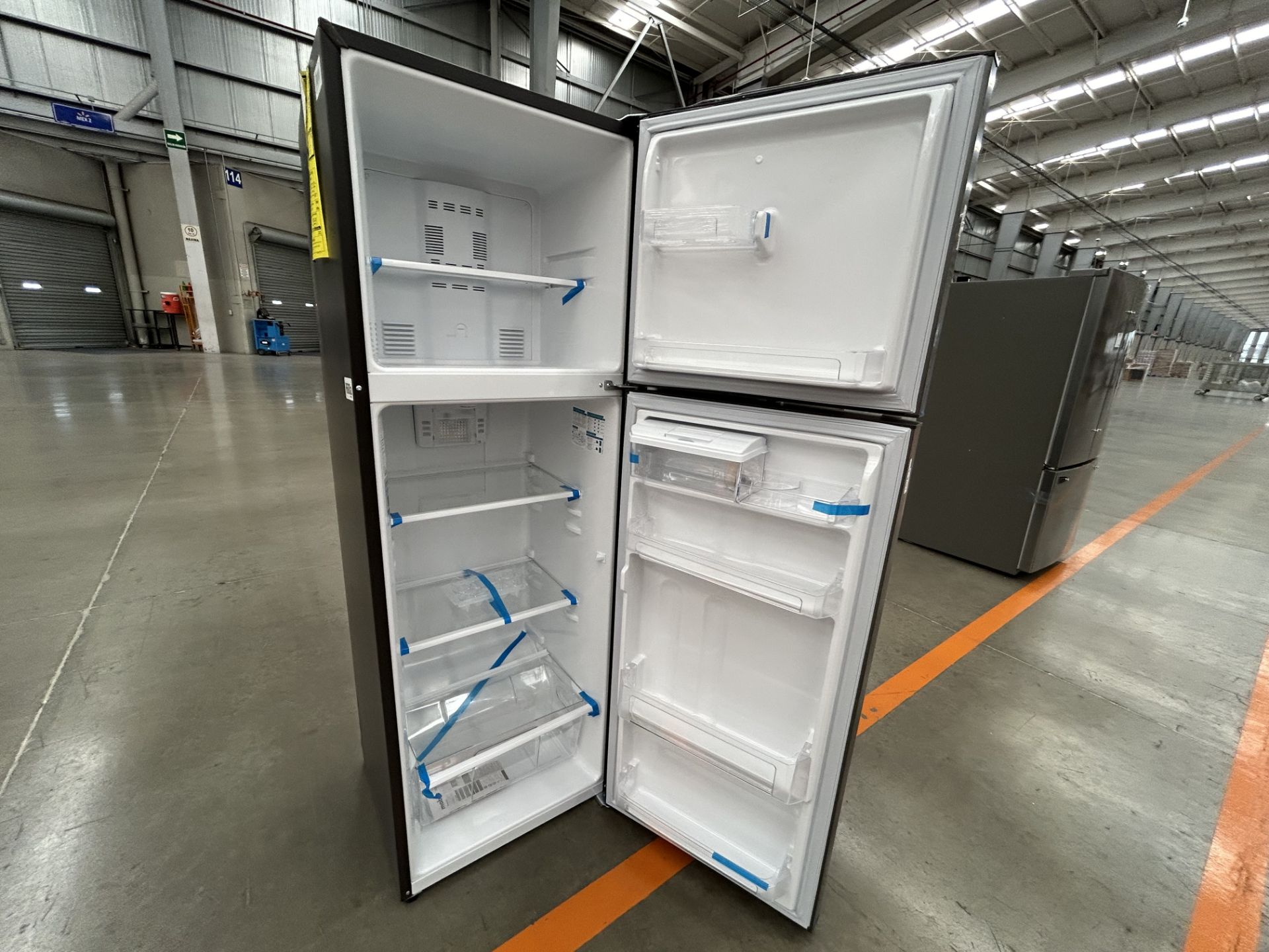 Lote de 2 refrigeradores contiene: 1 refrigerador con dispensador de agua Marca MABE, Modelo RMA300 - Image 5 of 6