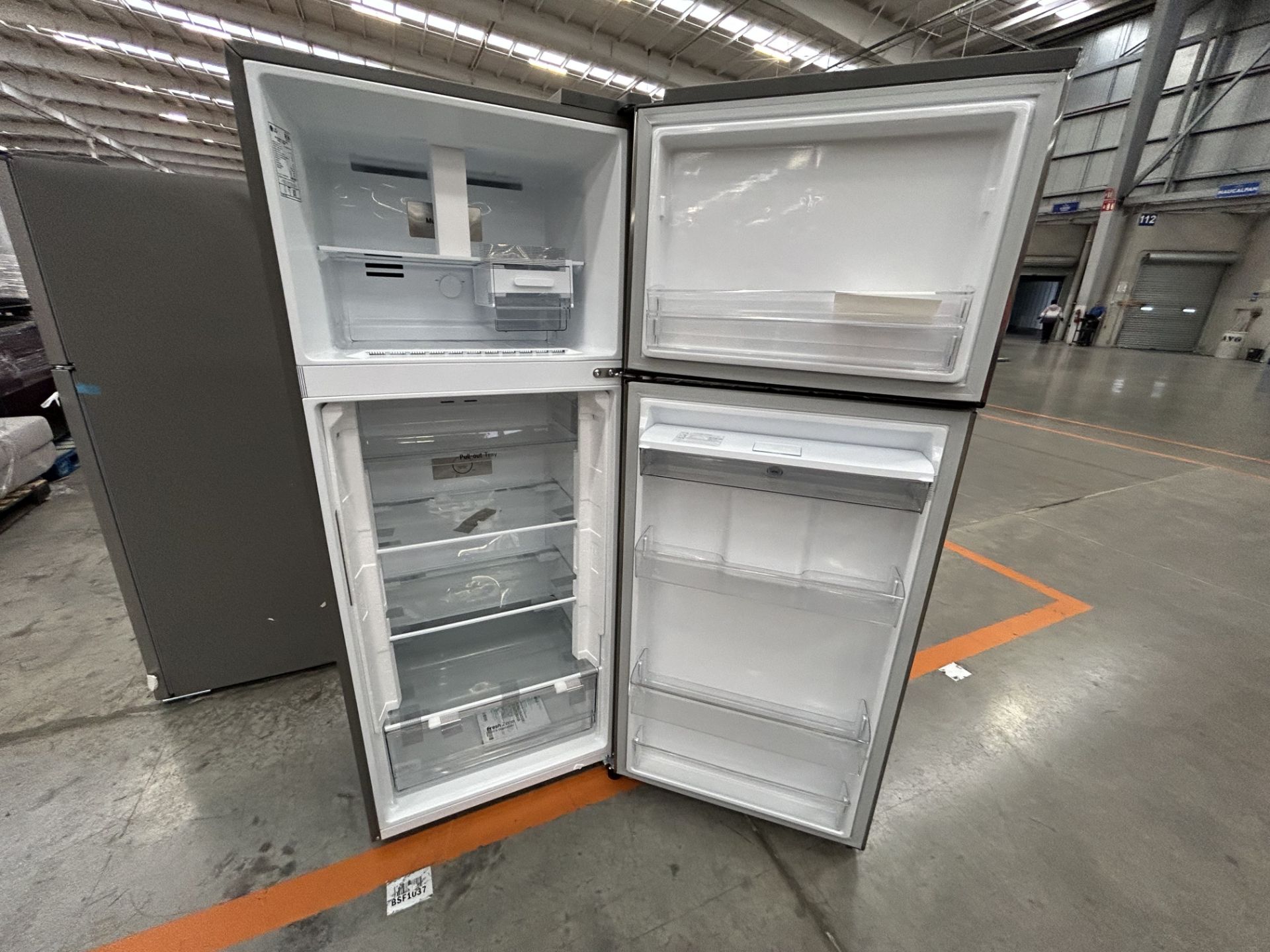 Lote de 1 refrigerador con dispensador de agua Marca LG, Modelo VT40WP, Serie 10512, Color GRIS (No - Image 4 of 5