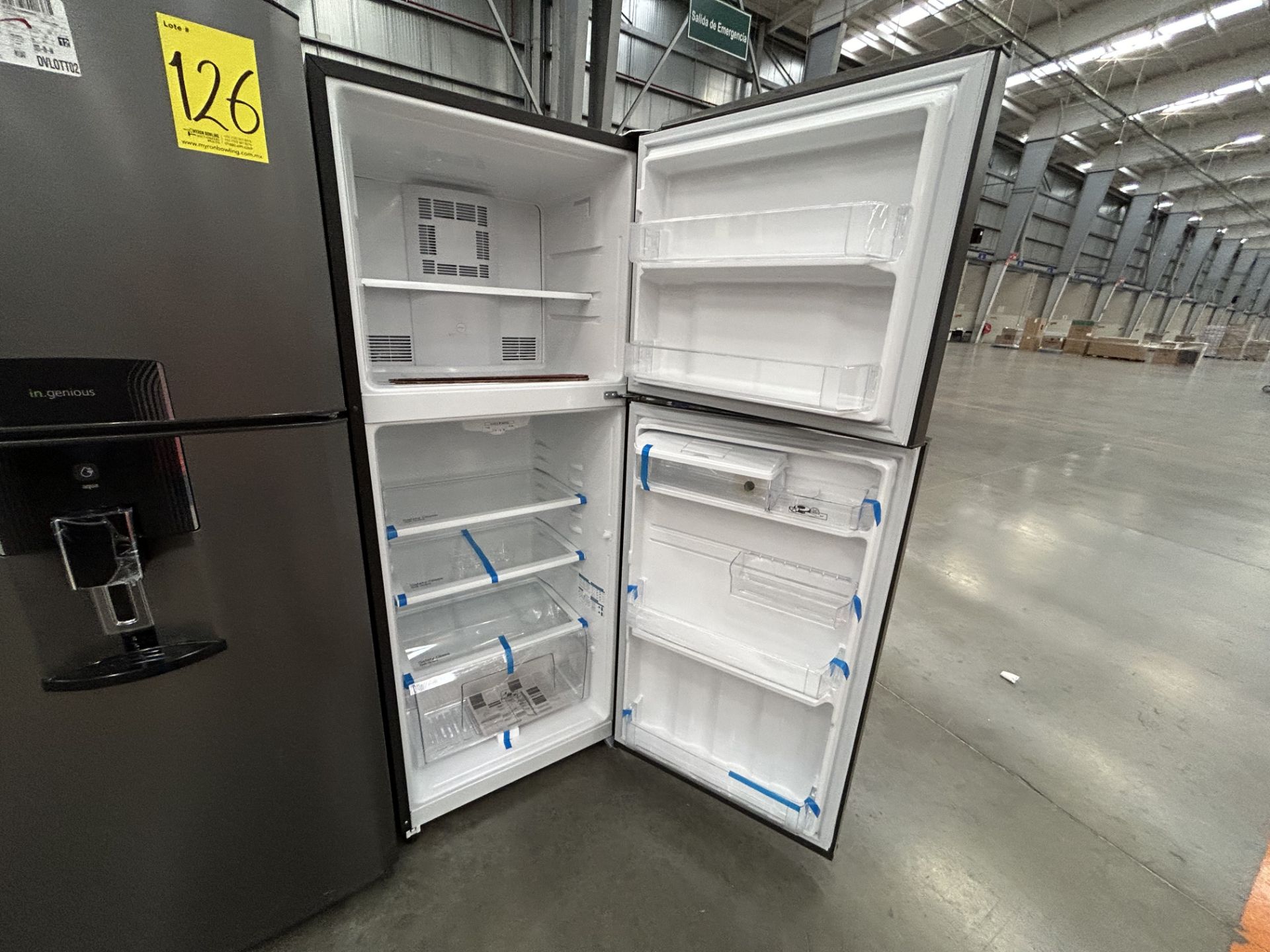 Lote de 2 refrigeradores contiene: 1 refrigerador con dispensador de agua Marca MABE, Modelo RME360 - Image 4 of 6