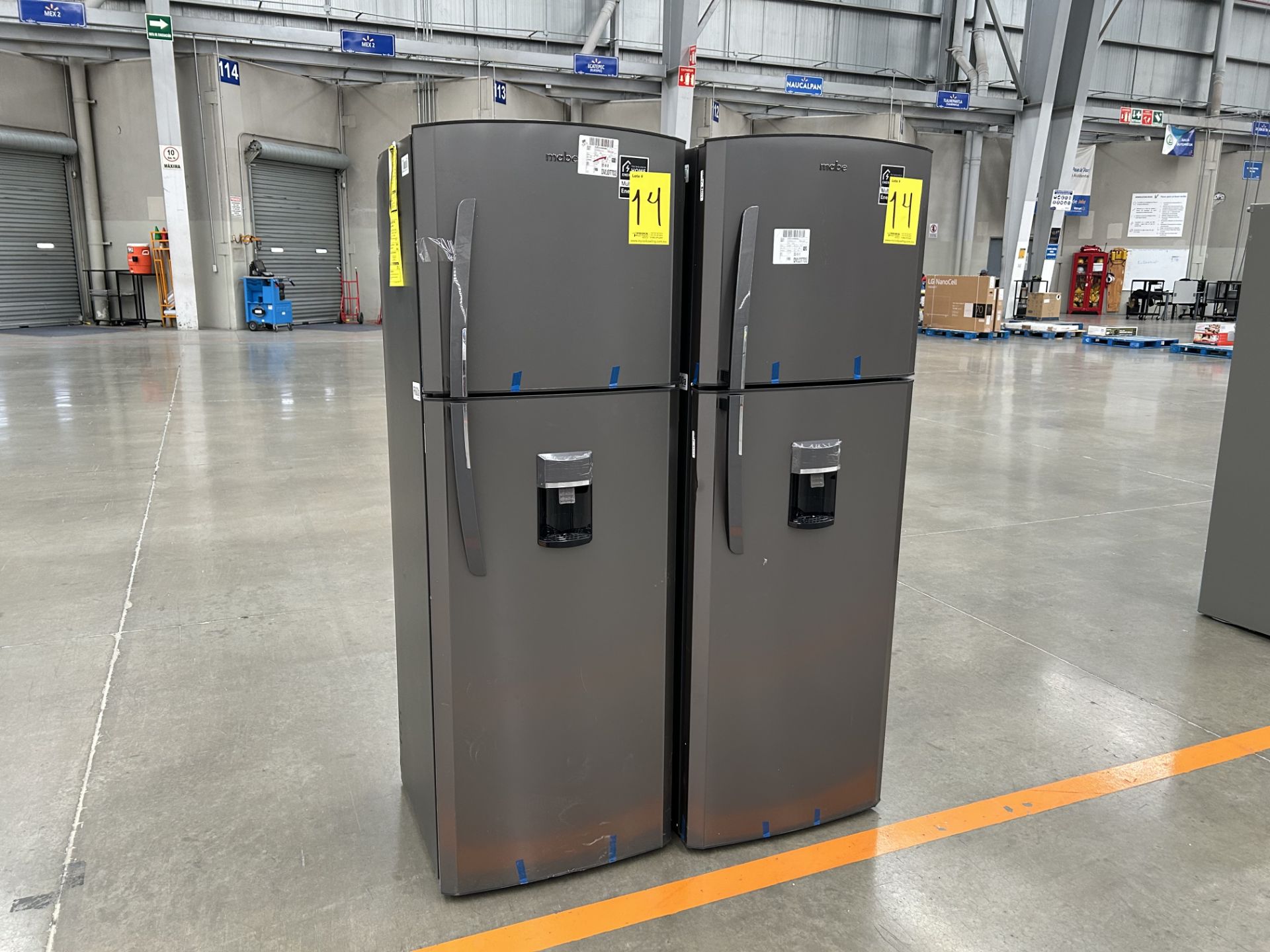 Lote de 2 refrigeradores contiene: 1 refrigerador con dispensador de agua Marca MABE, Modelo RMA300 - Image 3 of 6