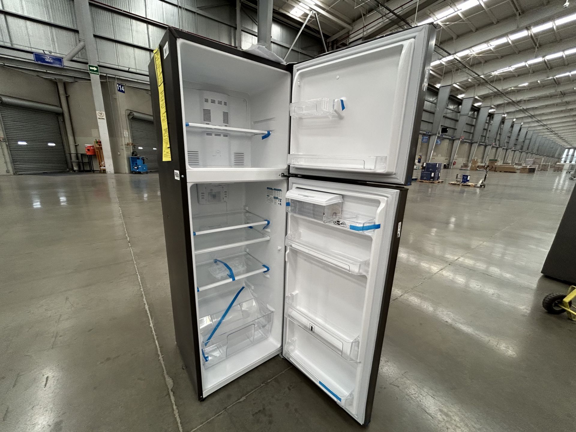 Lote de 2 refrigeradores contiene: 1 refrigerador con dispensador de agua Marca MABE, Modelo RMA300 - Image 5 of 6