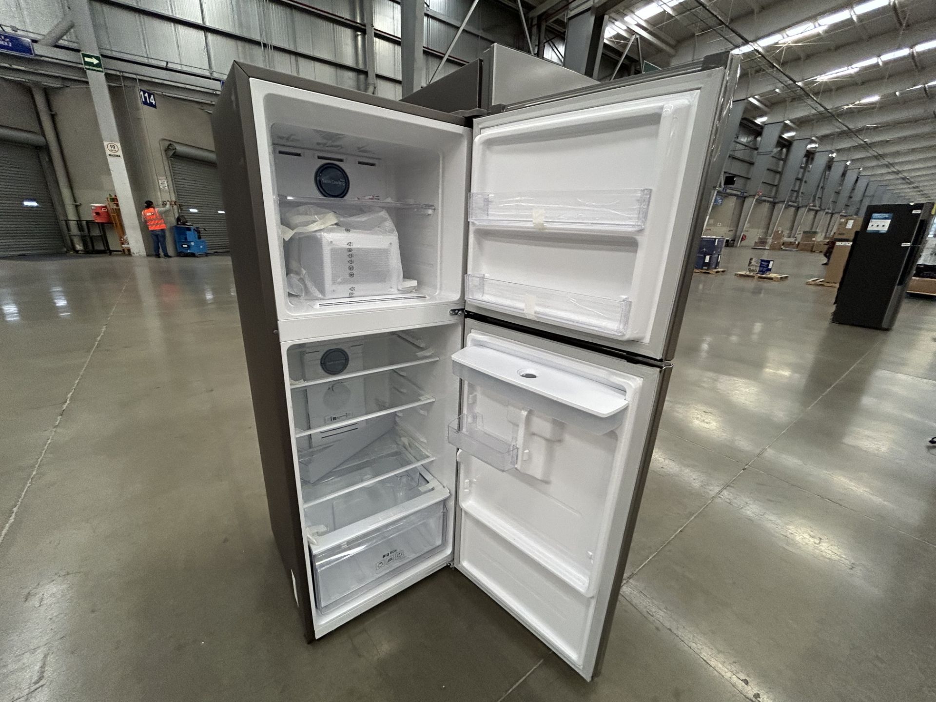 Lote de 2 refrigeradores contiene: 1 refrigerador con dispensador de agua Marca SAMSUNG, Modelo RT3 - Image 5 of 6