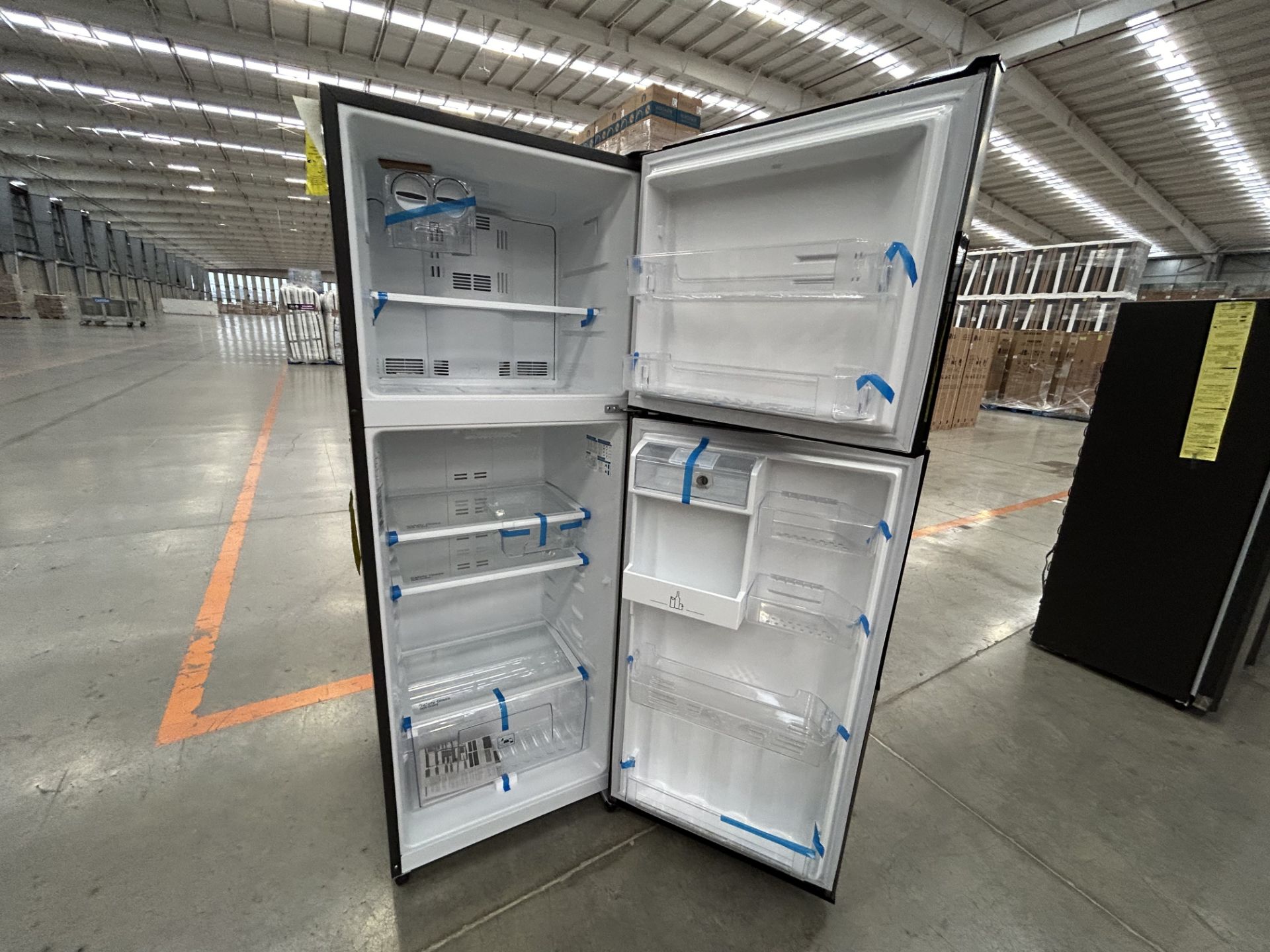 Lote de 2 refrigeradores contiene: 1 refrigerador con dispensador de agua Marca MABE, Modelo RMS400 - Image 5 of 6