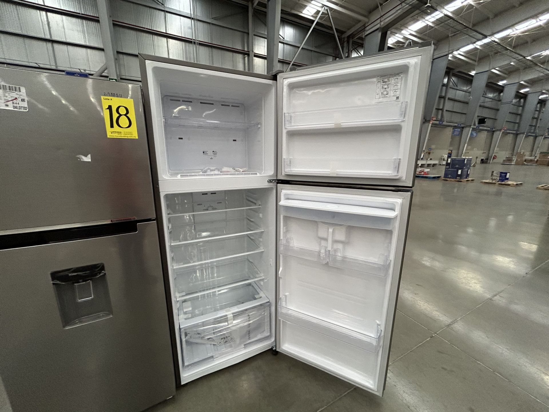 Lote de 2 refrigeradores contiene: 1 refrigerador con dispensador de agua Marca SAMSUNG, Modelo RT3 - Image 4 of 6