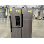 Lote de 2 refrigeradores contiene: 1 refrigerador con dispensador de agua Marca MABE, Modelo RMB400