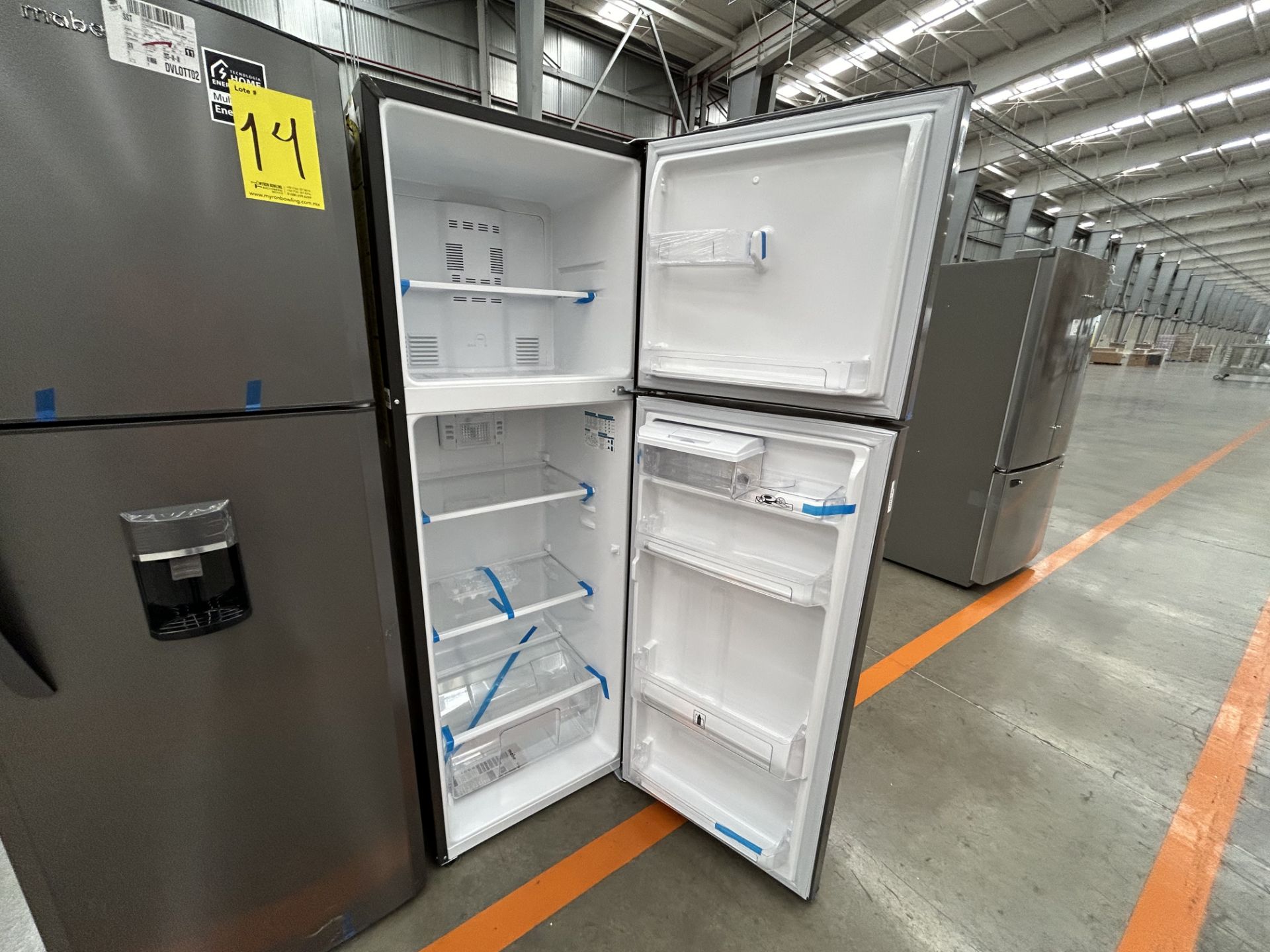 Lote de 2 refrigeradores contiene: 1 refrigerador con dispensador de agua Marca MABE, Modelo RMA300 - Image 4 of 6