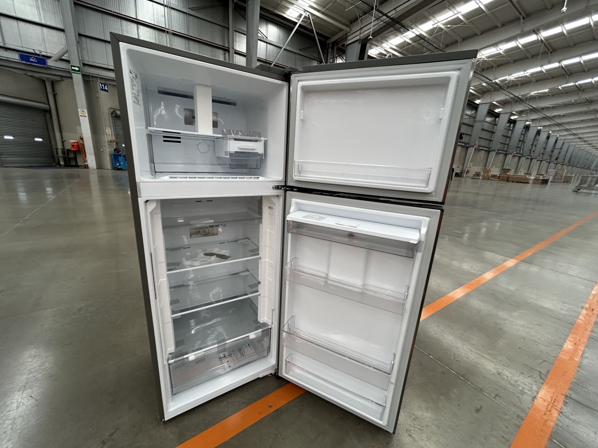 Lote de 2 refrigeradores contiene: 1 refrigerador con dispensador de agua Marca LG, Modelo VT40WP, - Image 6 of 7
