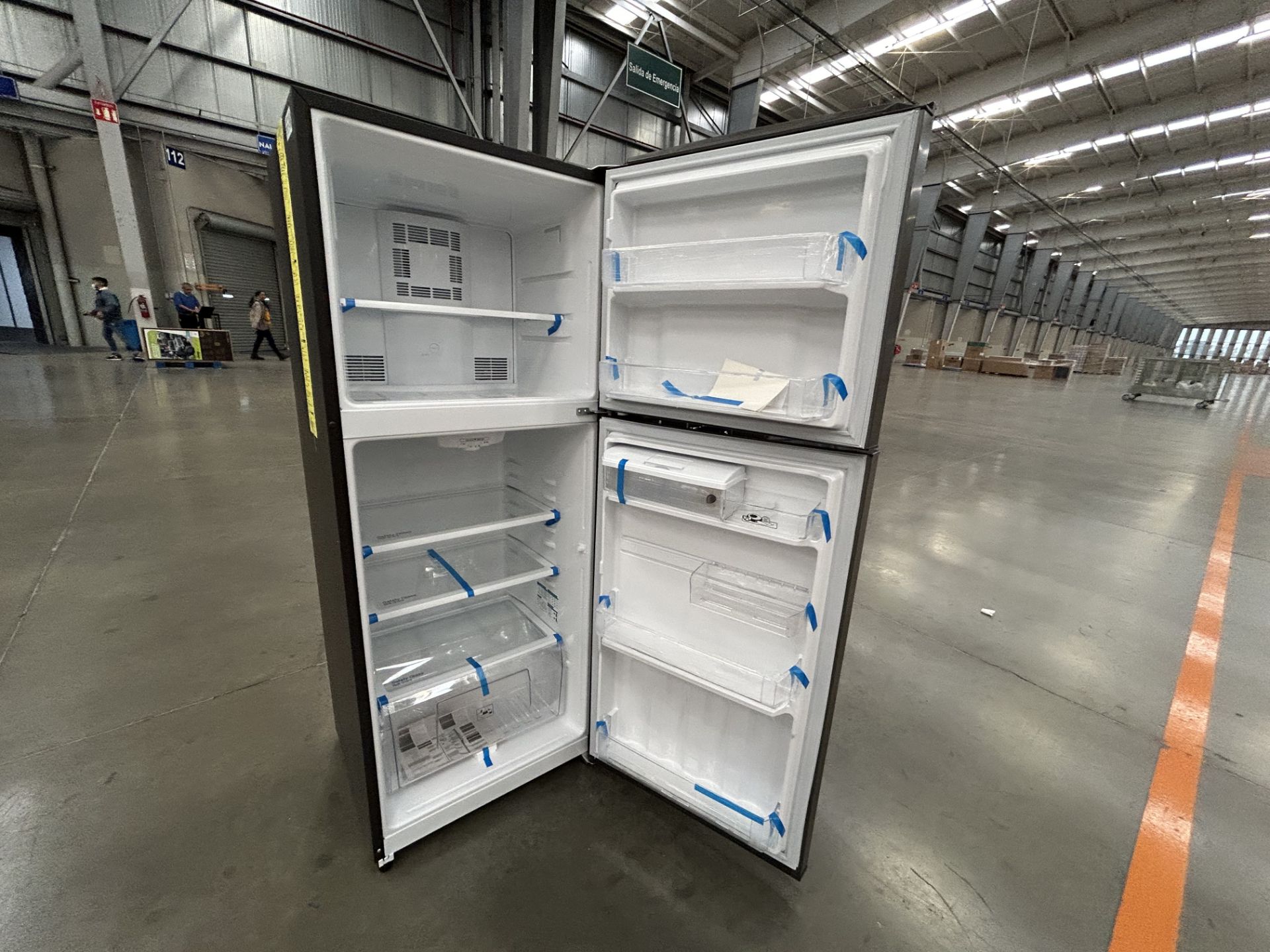 Lote de 2 refrigeradores contiene: 1 refrigerador con dispensador de agua Marca MABE, Modelo RME360 - Image 5 of 6