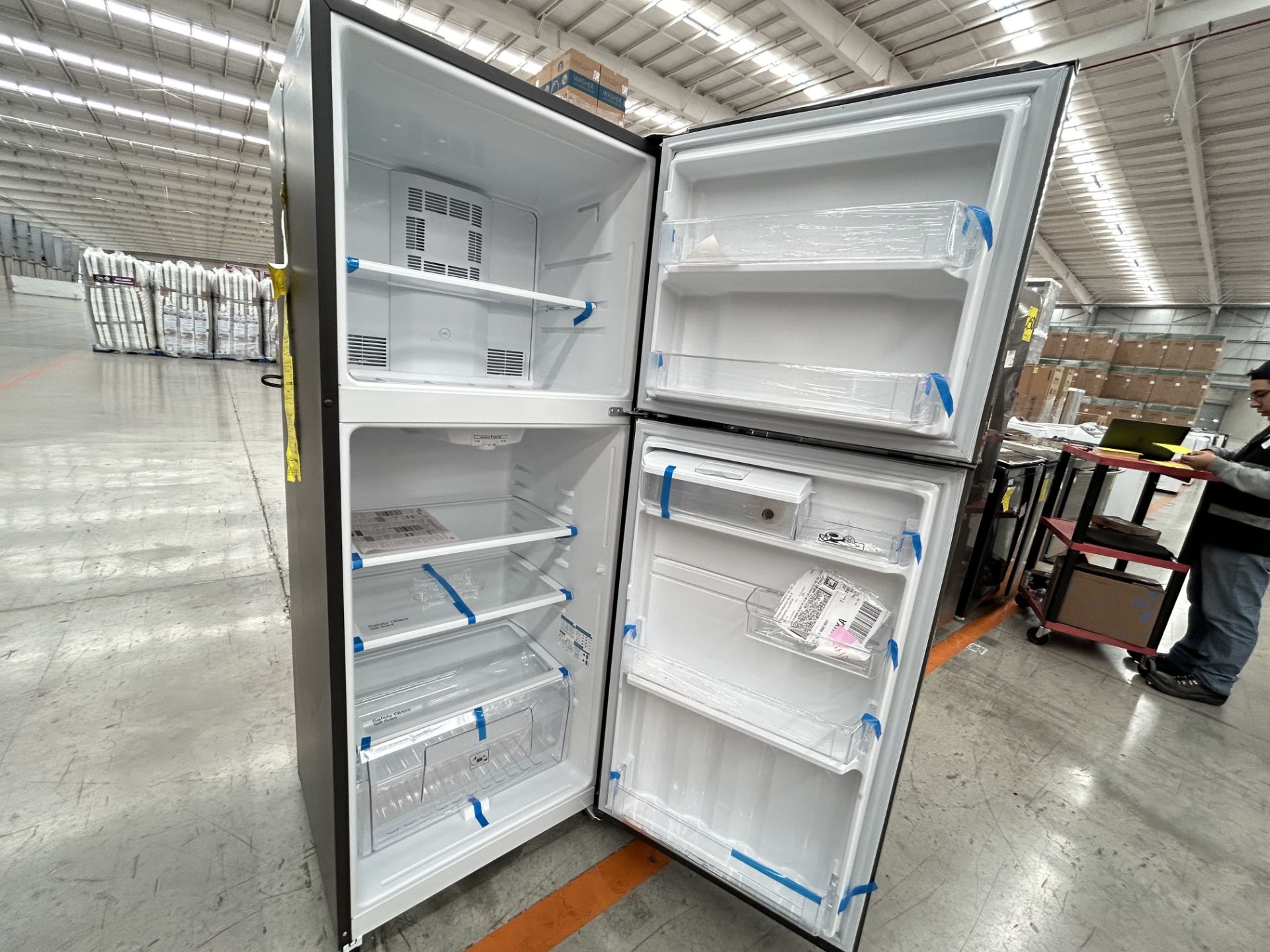 Lote de 2 refrigeradores contiene: 1 refrigerador con dispensador de agua Marca MABE, Modelo RME360 - Image 5 of 6