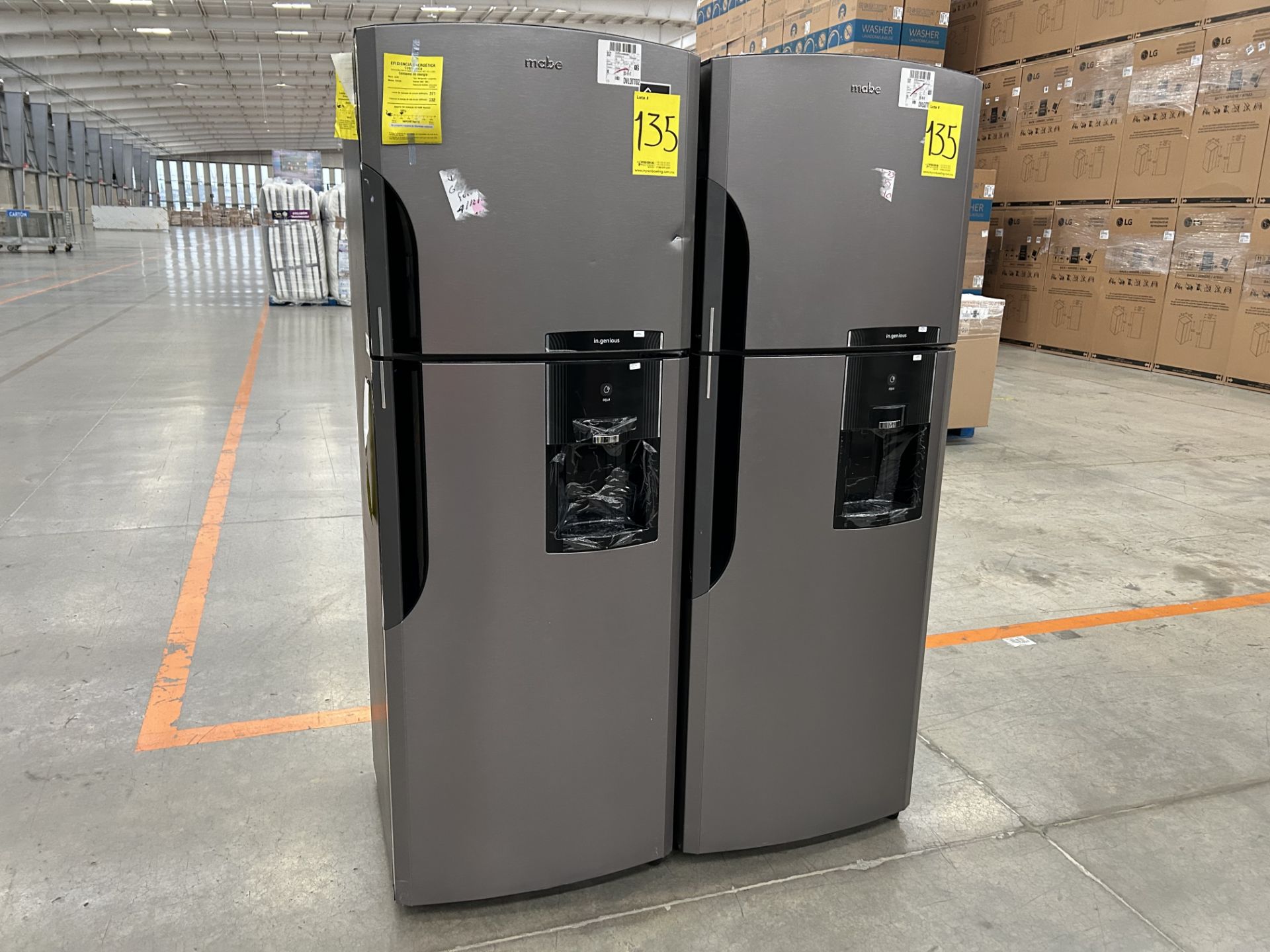 Lote de 2 refrigeradores contiene: 1 refrigerador con dispensador de agua Marca MABE, Modelo RMS400 - Image 3 of 6