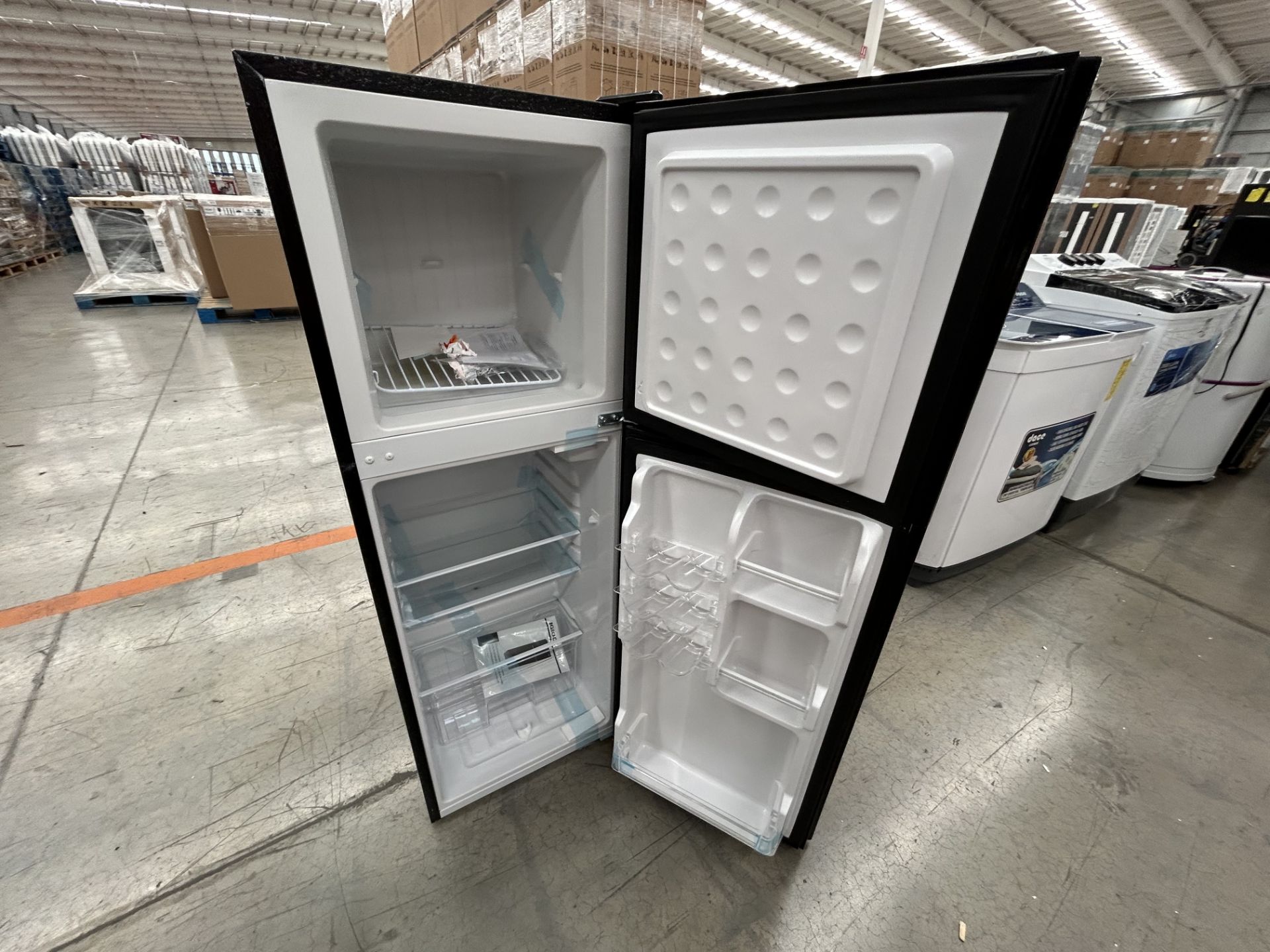 Lote de 2 refrigeradores contiene: 1 refrigerador Marca IGLOO, Modelo IRF47DDGLSBK, Serie 2625, Col - Image 5 of 6