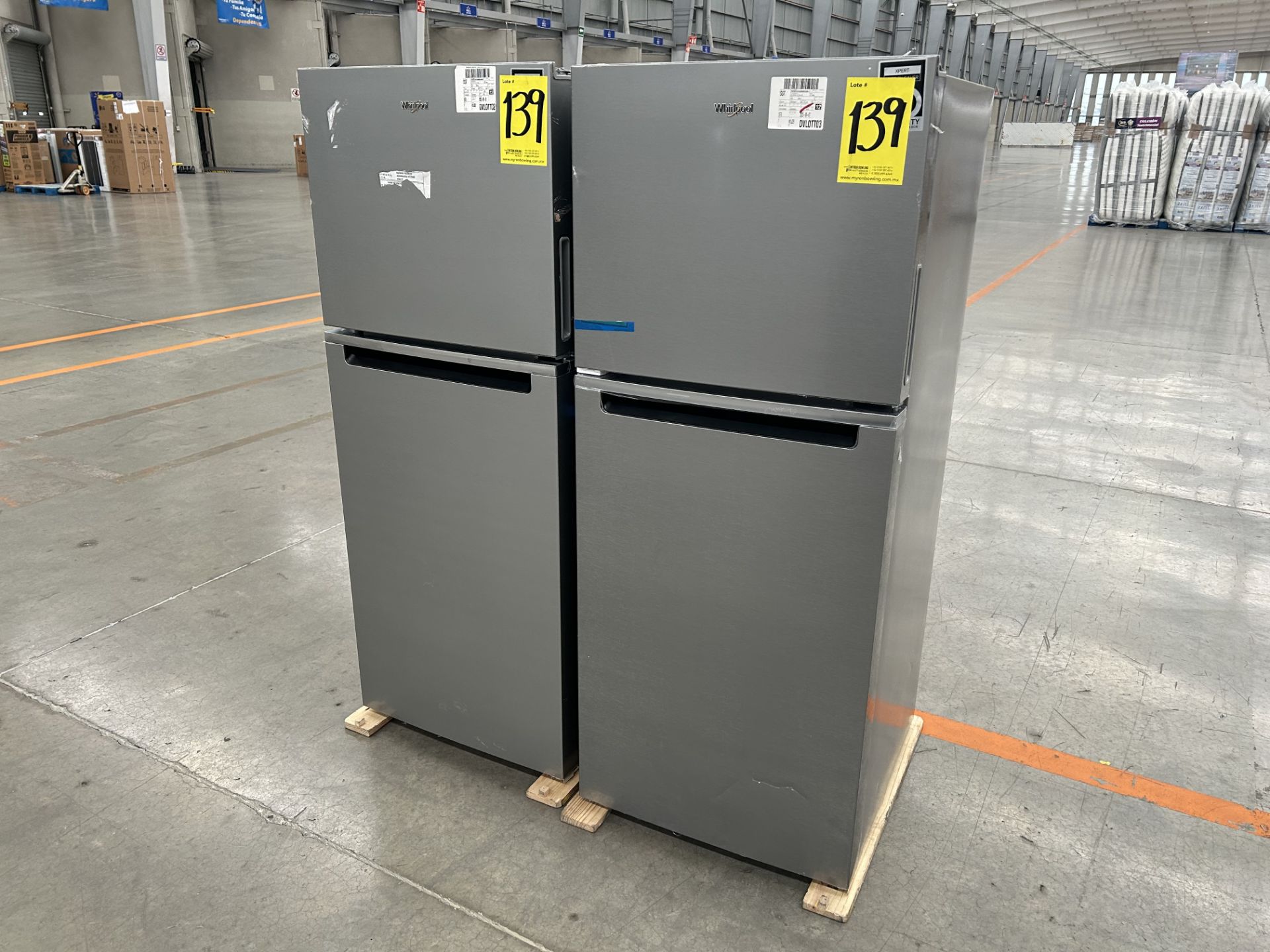 Lote de 2 refrigeradores contiene: 1 refrigerador Marca WHIRPOOL, Modelo WT1230K, Serie 90748, Colo - Image 2 of 6