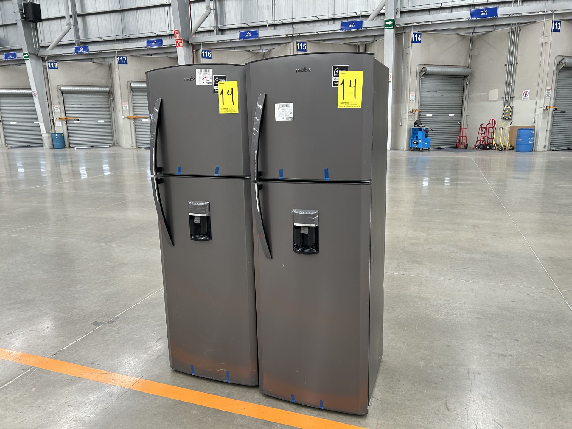 Lote de 2 refrigeradores contiene: 1 refrigerador con dispensador de agua Marca MABE, Modelo RMA300 - Image 2 of 6