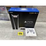 Lote de 2 artículos: 1 PlayStation 5 edición sin disco, de 812 GB; 1 control para PS5 (No se asegur