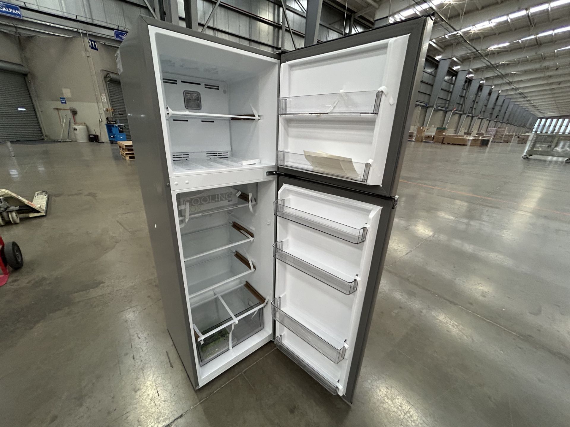 Lote de 2 refrigeradores contiene: 1 refrigerador Marca MIDEA, Modelo MDRT280WINDX, Serie 11872, Co - Image 5 of 6