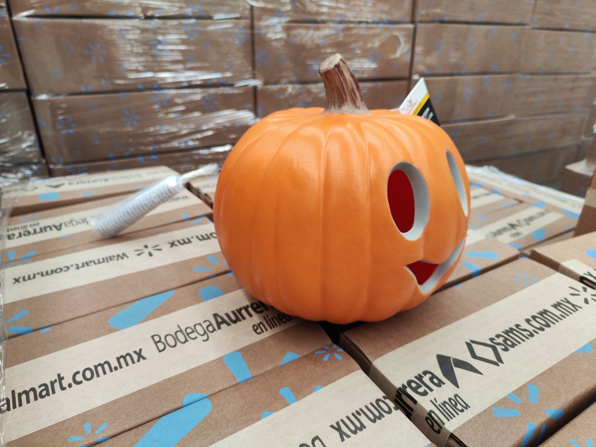 (NUEVO) Lote de 94 piezas de figura decorativa de Calabaza sorpresa con luz led - Image 2 of 4