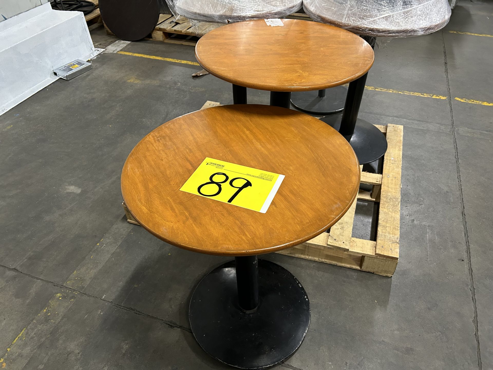 Lote de 10 mesas contiene: 6 mesas redondas de 60cm de diámetro por 72cm; 4 mesas cuadradas de 60cm - Image 3 of 5