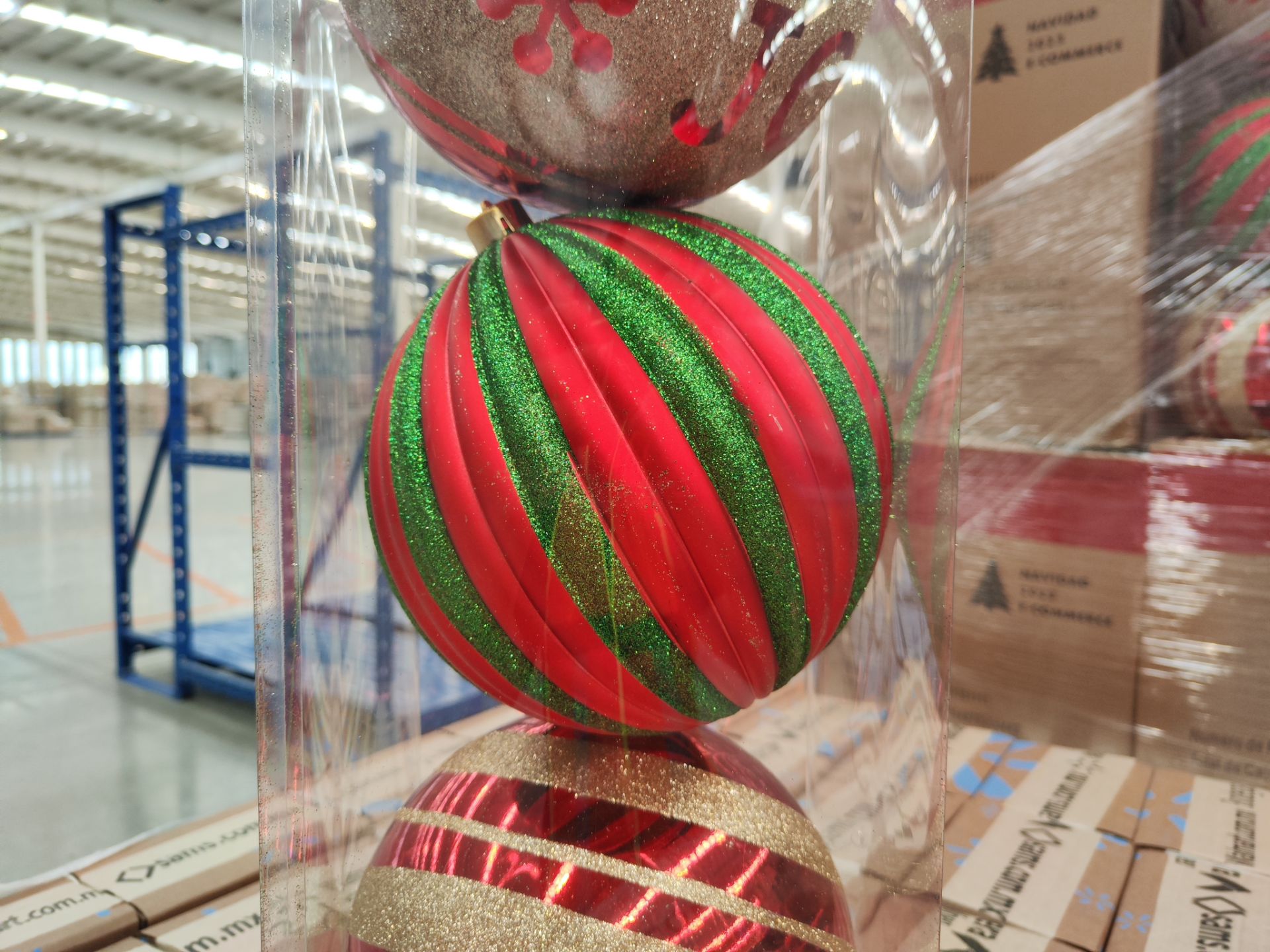 (Nuevo) Lote conformado por 25 Cajas con set de 3 esferas decorativas color rojo, marca Holiday Tim - Image 4 of 6