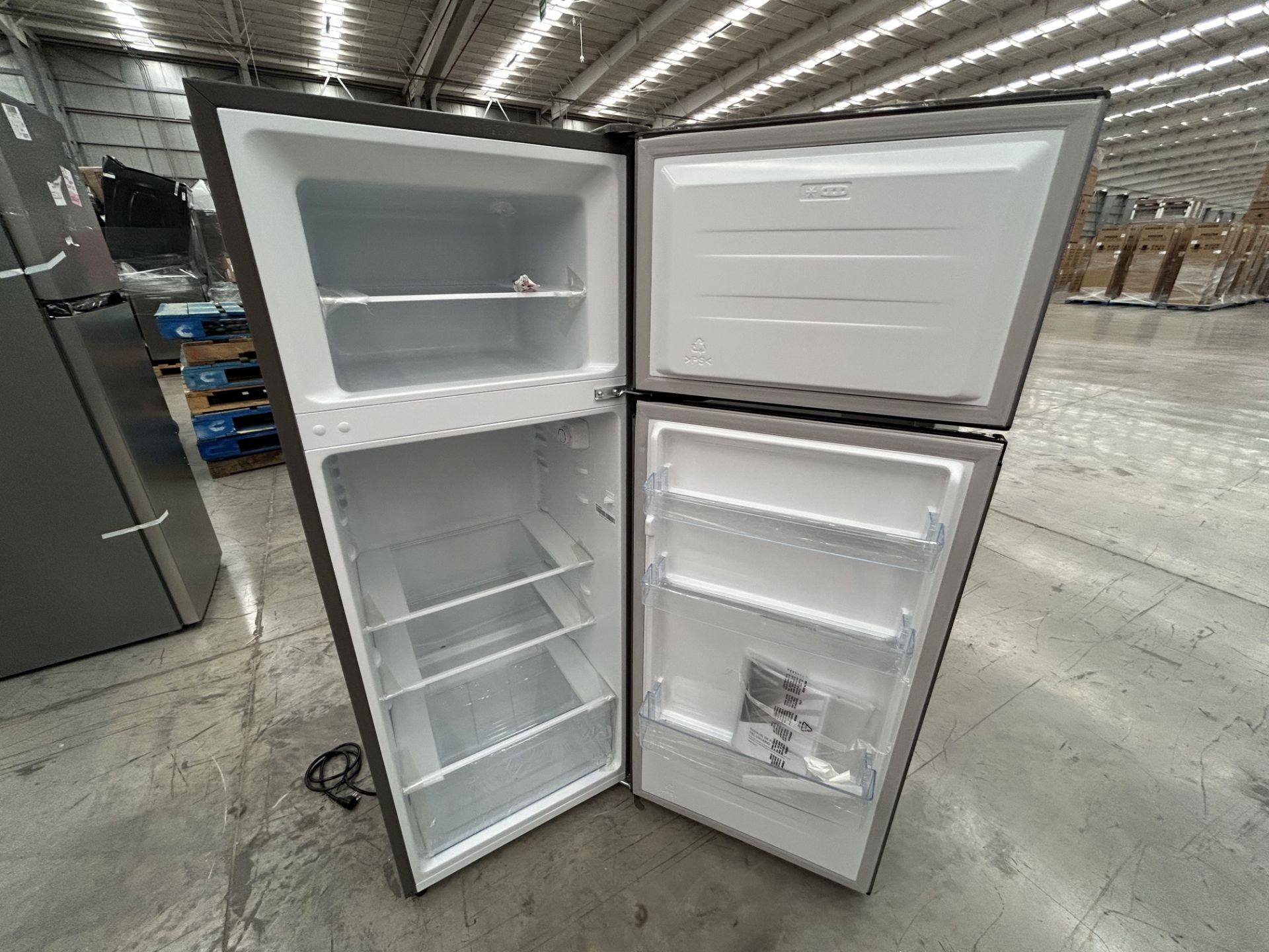 Lote de 2 Refrigeradores contiene: 1 Refrigerador Marca HISENSE, Modelo RT80D6AGX, Serie 20358, Col - Image 5 of 6