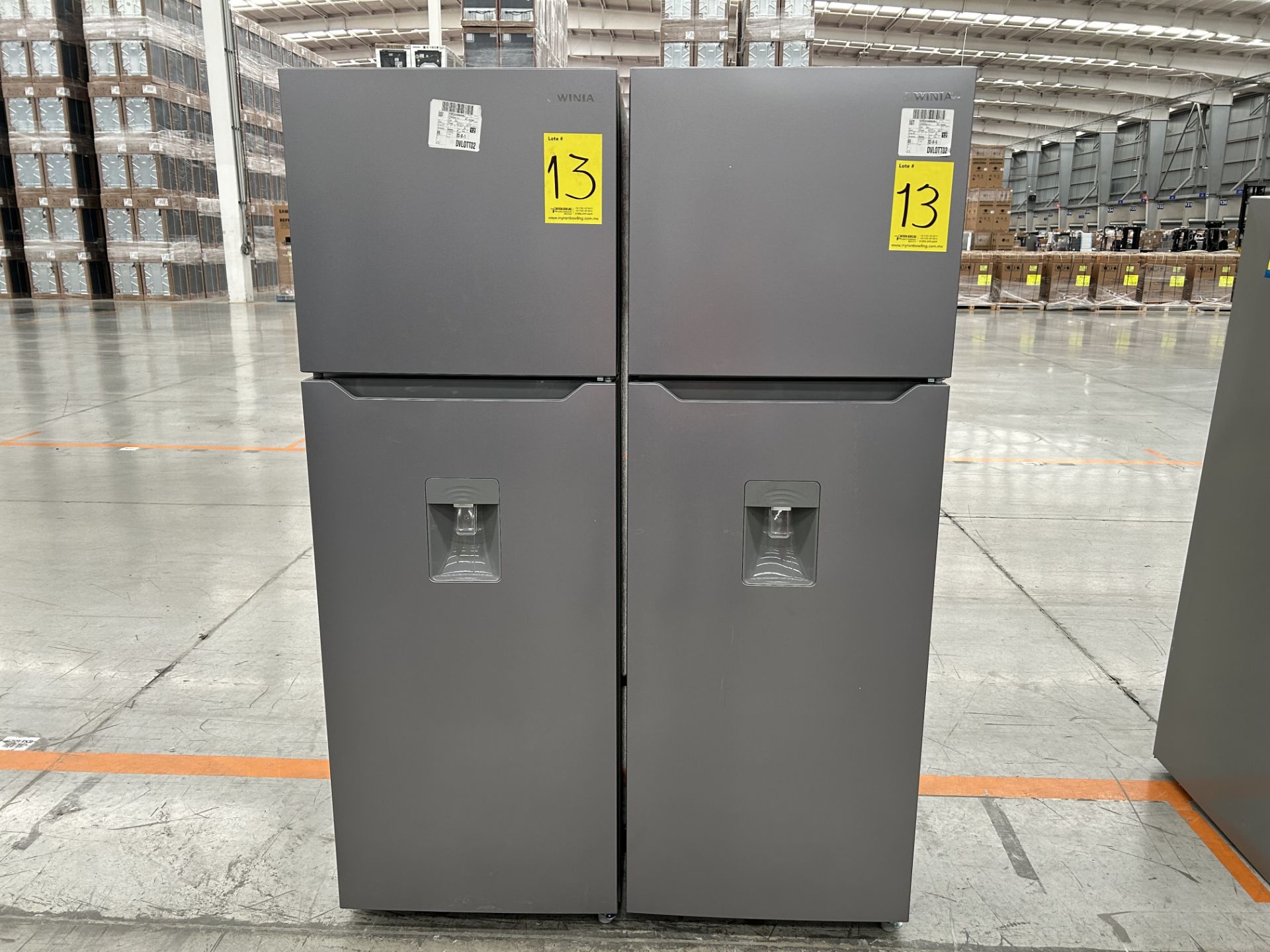 Lote de 2 Refrigeradores contiene: 1 Refrigerador con dispensador de agua Marca WINIA, Modelo WRT12