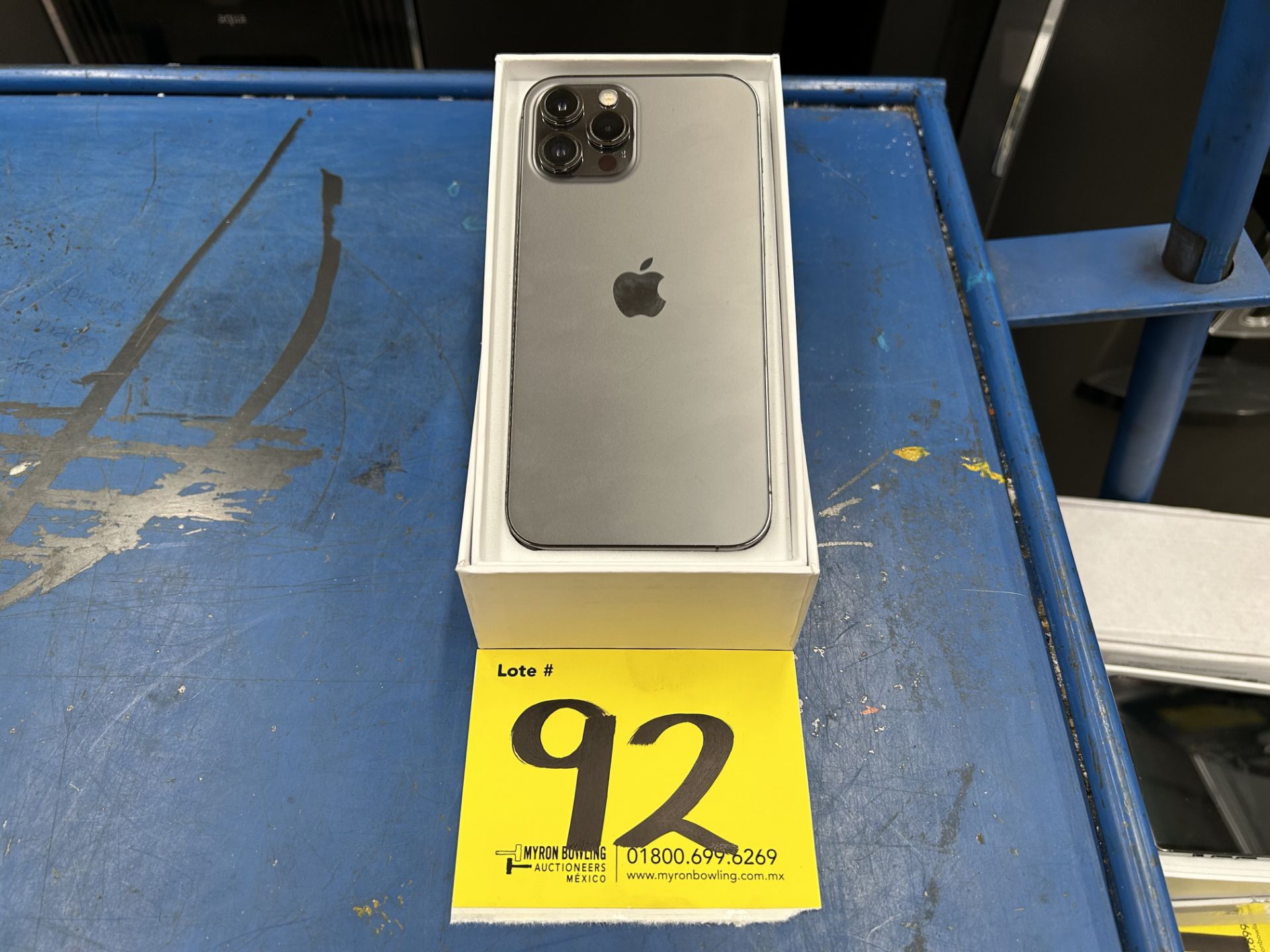 Lote de 1 celular Marca APPLE IPHONE 12 PRO MAX, 128 GB en Almacenamiento, Color GRIS (NO ENCIENDE) - Image 2 of 4