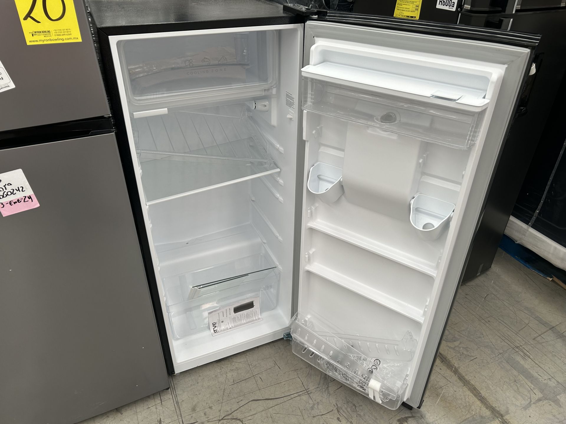 Lote de 2 Refrigeradores contiene: 1 Refrigerador con dispensador de agua Marca ATVIO, Modelo AT66U - Image 4 of 6