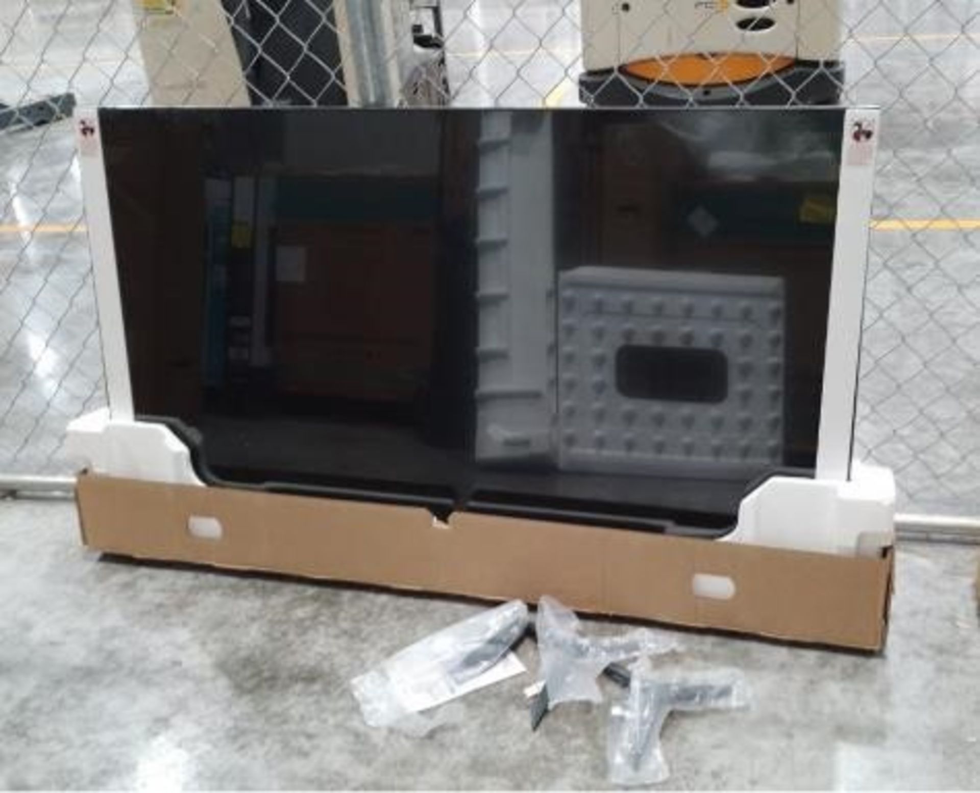 (Pantallas estrelladas, rotas) Lote conformado por 5 pantallas: TV LG 55QNED75SRA SMART 4K QNED, TV - Image 3 of 5