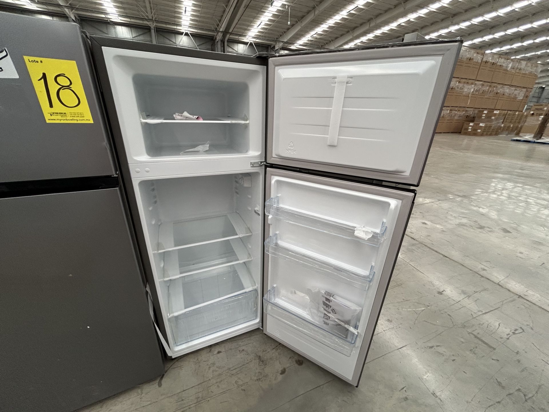 Lote de 2 Refrigeradores contiene: 1 Refrigerador Marca HISENSE, Modelo RT80D6AGX, Serie 20358, Col - Image 4 of 6