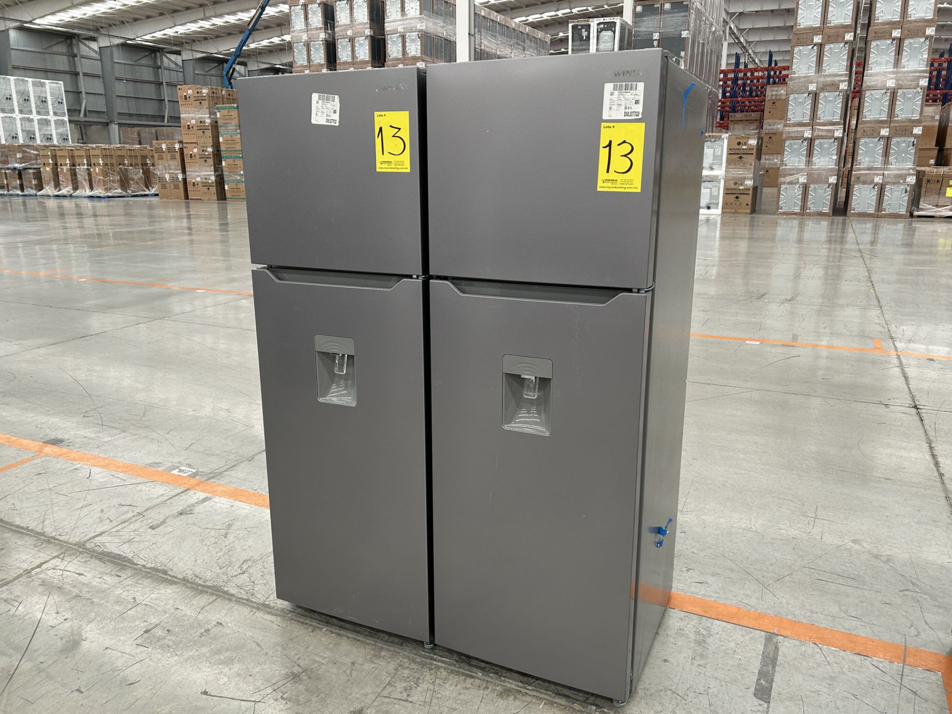 Lote de 2 Refrigeradores contiene: 1 Refrigerador con dispensador de agua Marca WINIA, Modelo WRT12 - Image 2 of 6