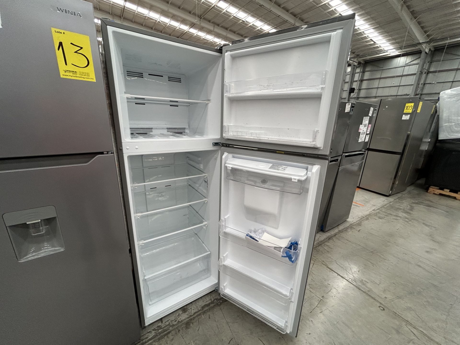 Lote de 2 Refrigeradores contiene: 1 Refrigerador con dispensador de agua Marca WINIA, Modelo WRT12 - Image 4 of 6