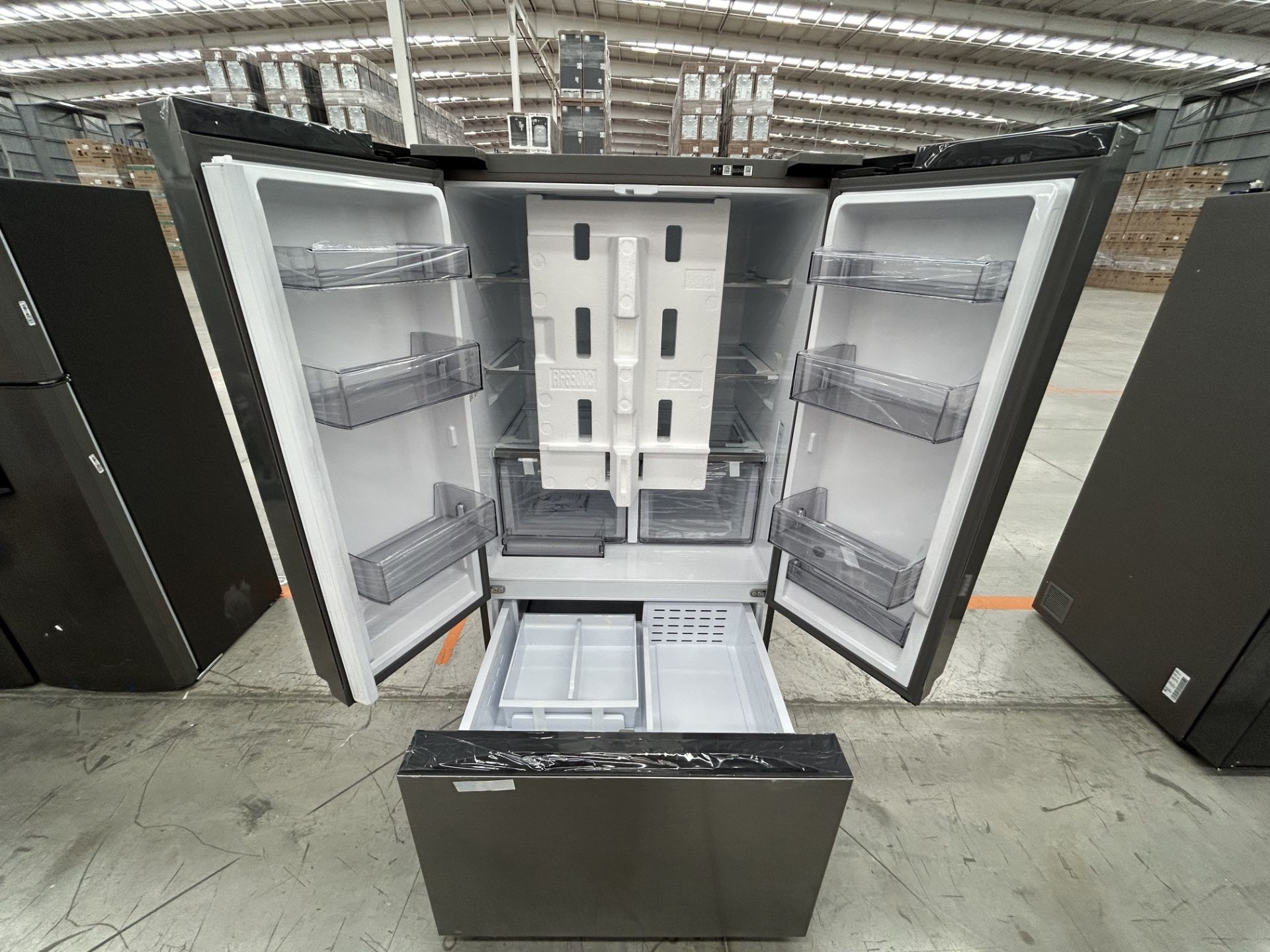 Lote de 1 Refrigerador Marca SAMSUNG, Modelo RF32CG5A10S9EM, Serie 900196X, Color GRIS (No se asegu - Image 4 of 5