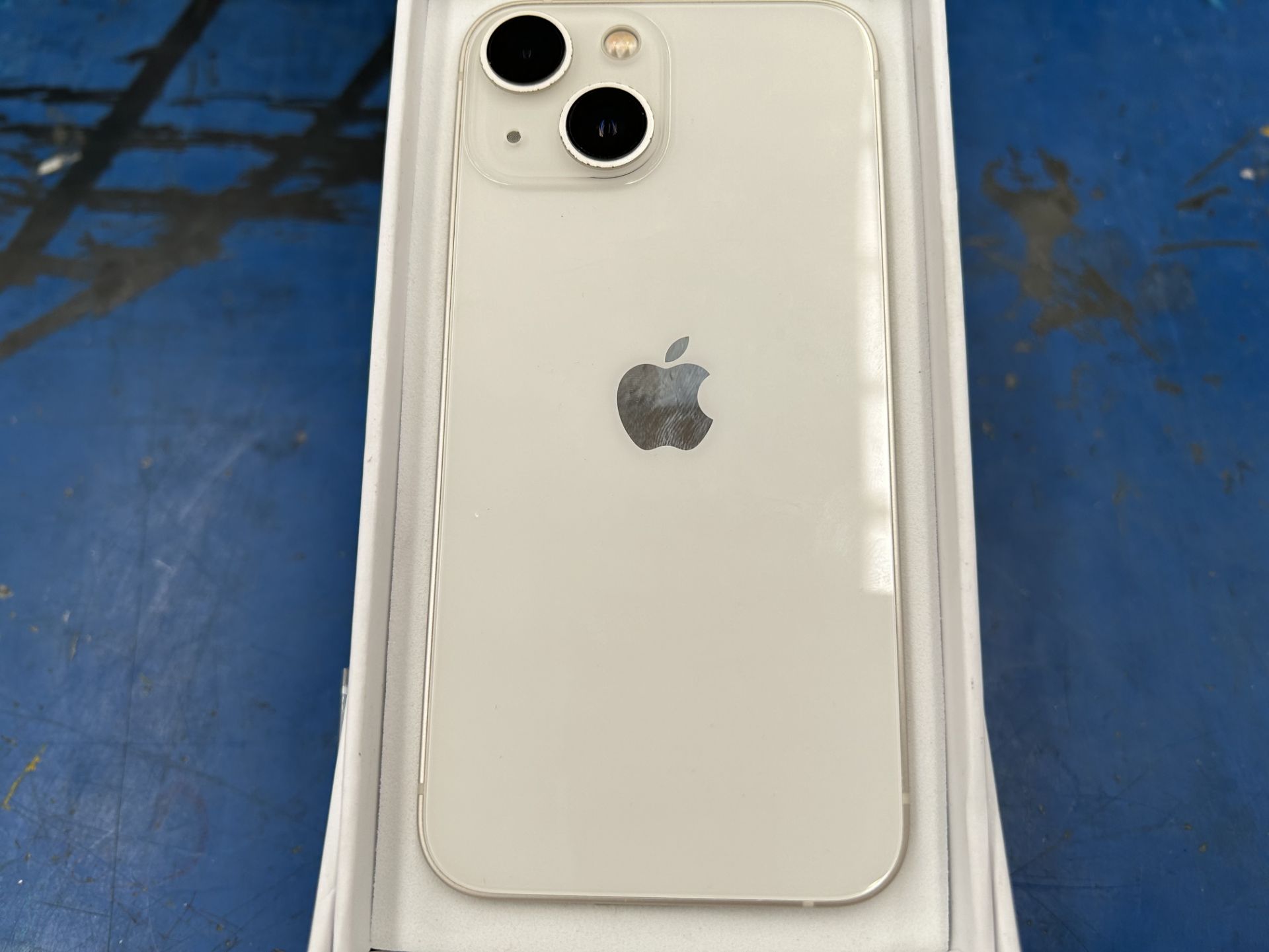 Lote de 1 celular Marca APPLE IPHONE 13 MINI, 128 GB en Almacenamiento, Color BLANCO (NO ENCIENDE) - Image 3 of 5