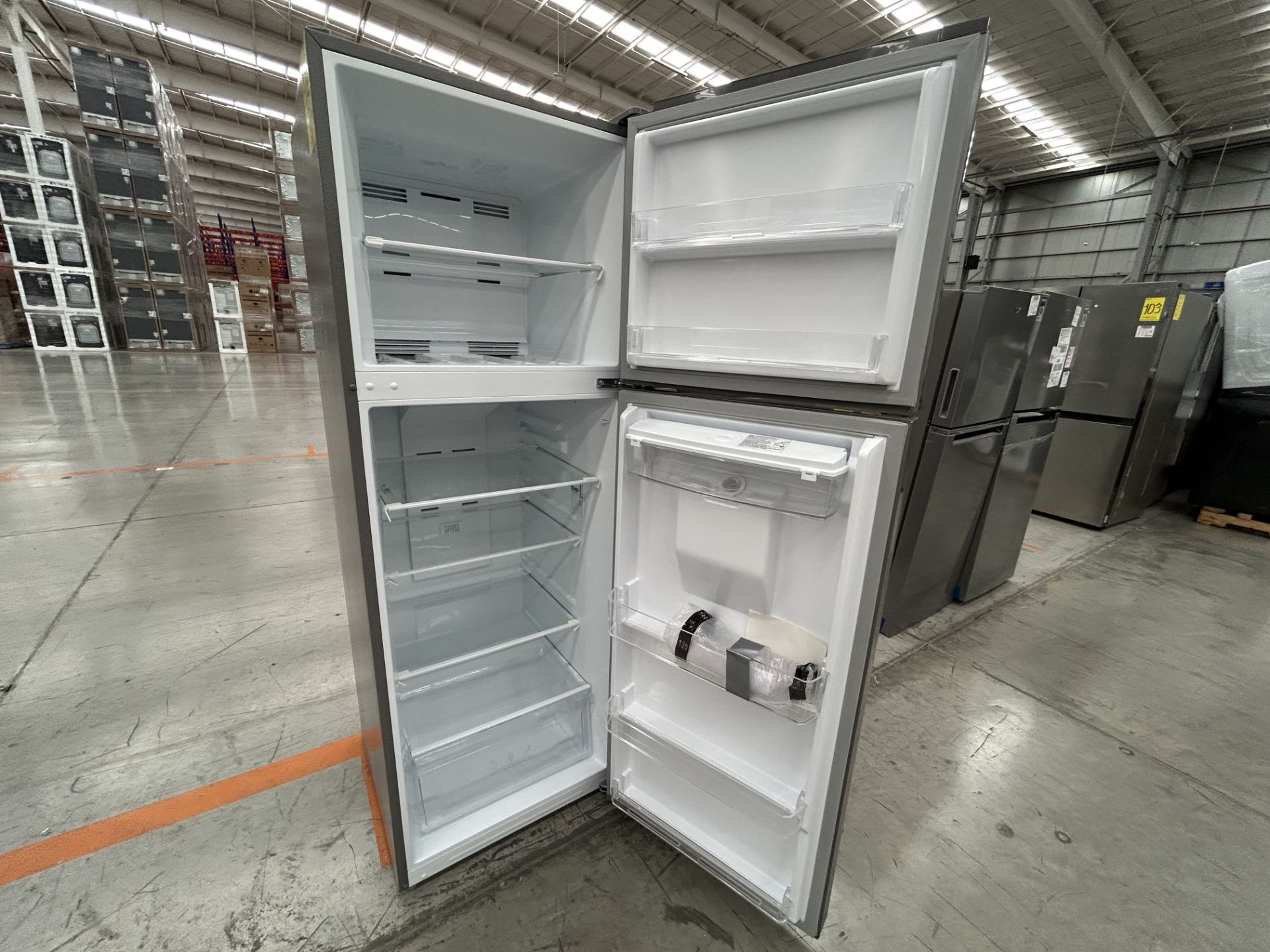 Lote de 2 Refrigeradores contiene: 1 Refrigerador con dispensador de agua Marca WINIA, Modelo WRT12 - Image 5 of 6