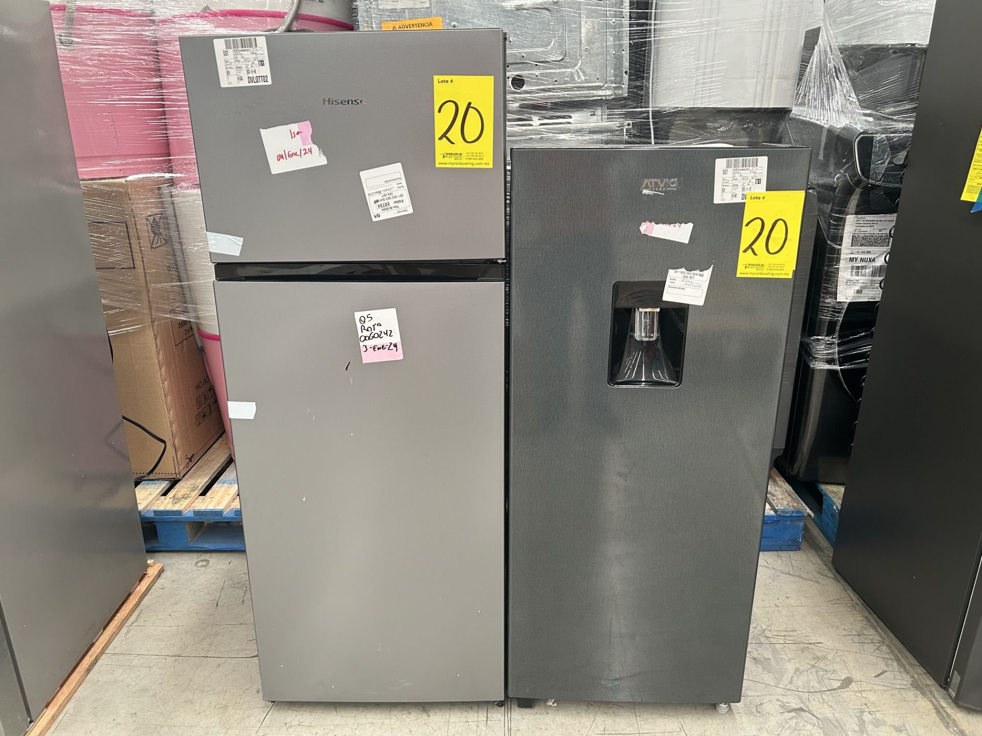 Lote de 2 Refrigeradores contiene: 1 Refrigerador con dispensador de agua Marca ATVIO, Modelo AT66U