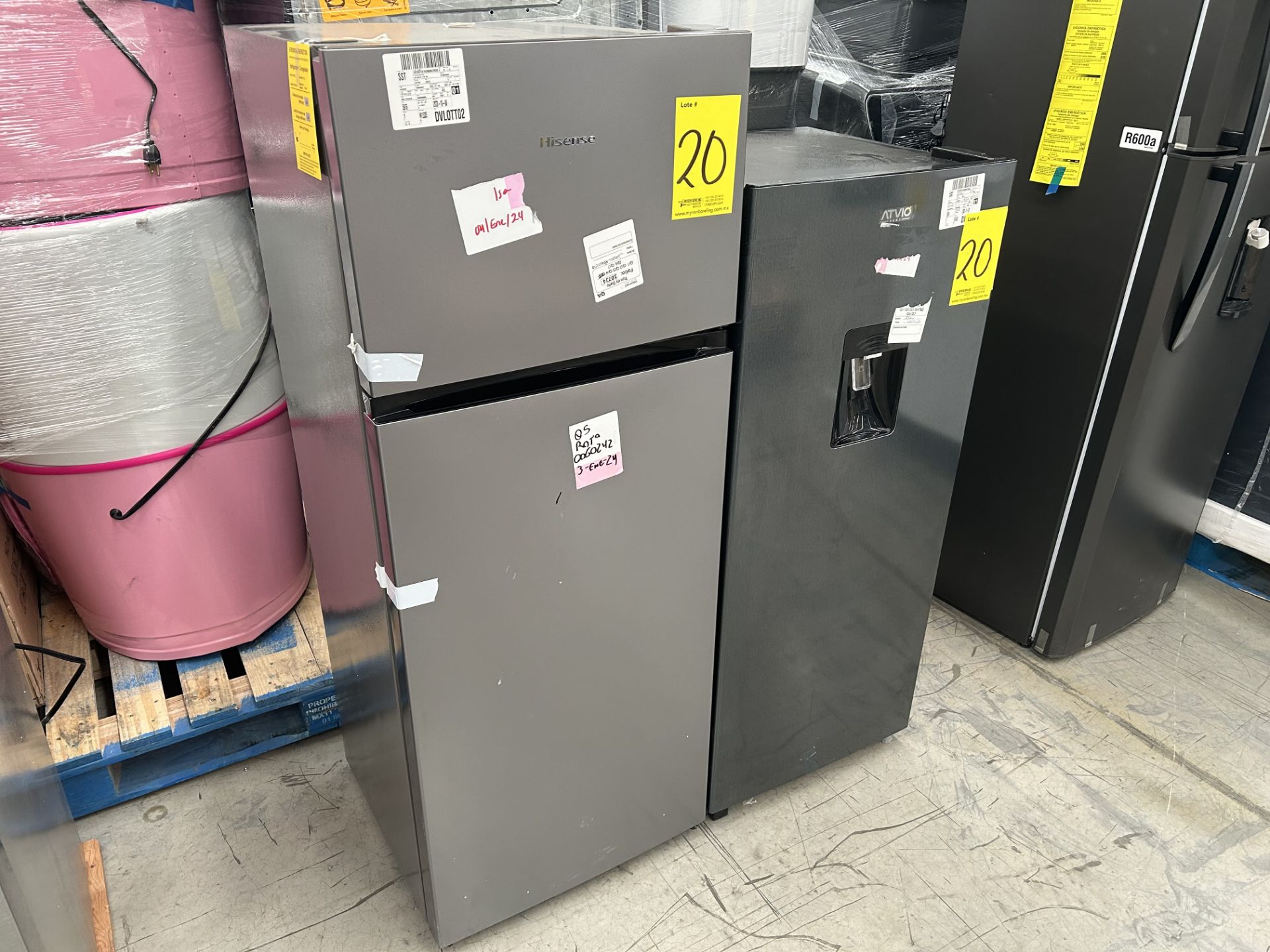 Lote de 2 Refrigeradores contiene: 1 Refrigerador con dispensador de agua Marca ATVIO, Modelo AT66U - Image 3 of 6