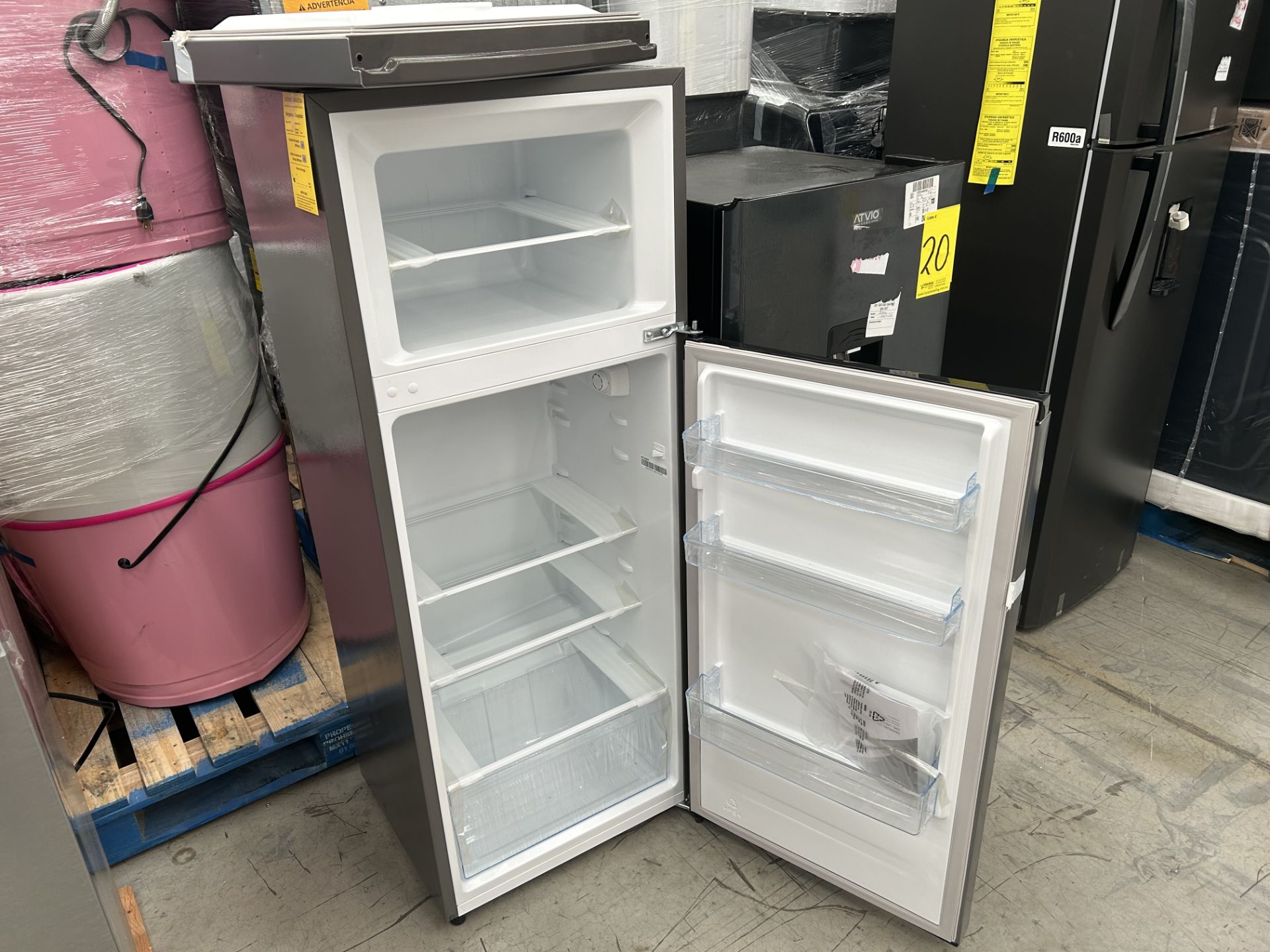 Lote de 2 Refrigeradores contiene: 1 Refrigerador con dispensador de agua Marca ATVIO, Modelo AT66U - Image 5 of 6