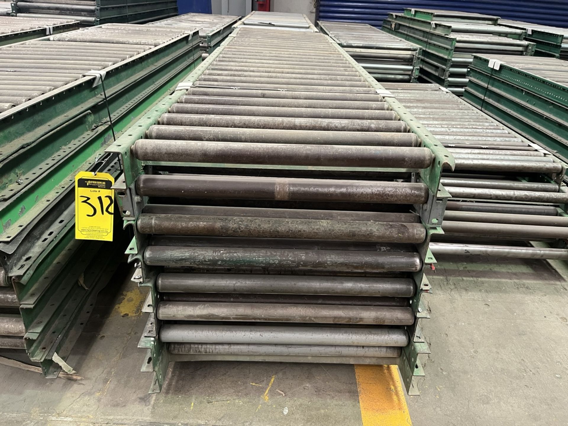 16 pieces of roller conveyor belt measuring approx. 79 cm wide x 3 m long. / 16 Piezas de banda tra