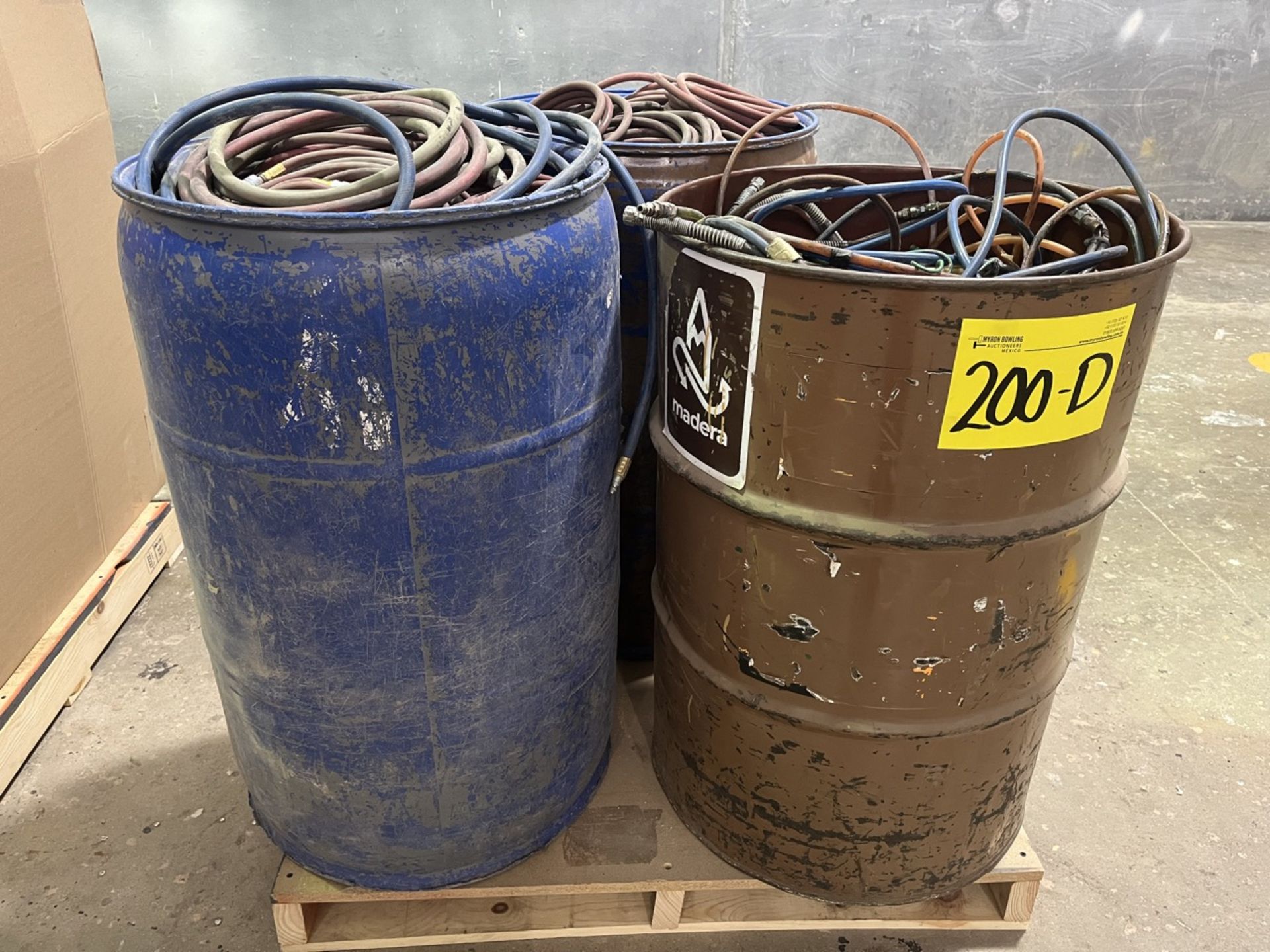 Lot of 3 drums with pneumatic hoses of different gauges and measures, please inspect. / Lote de 3 t