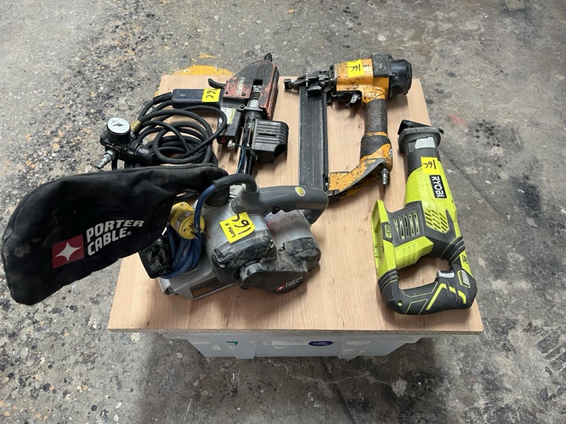 Lot of 4 pieces contains: 1 Porter electric sander with dust collector; 1 Ryobi wood saw without ba - Image 3 of 14