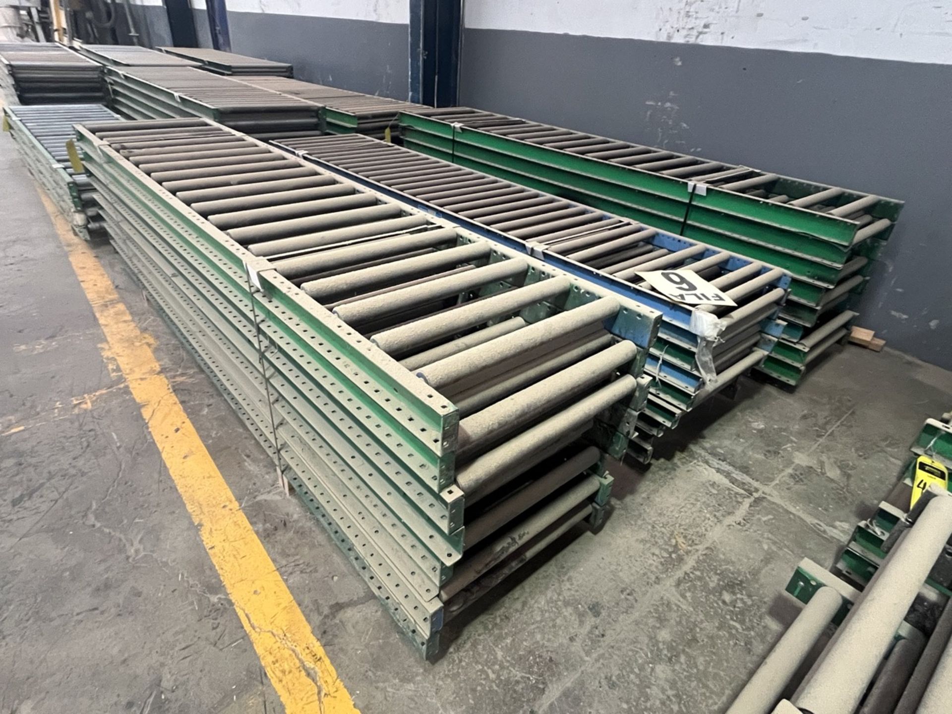25 pieces of roller conveyor belt measuring approx. 65 cm wide x 3.05 m long each. / 25 Piezas de b - Image 3 of 5